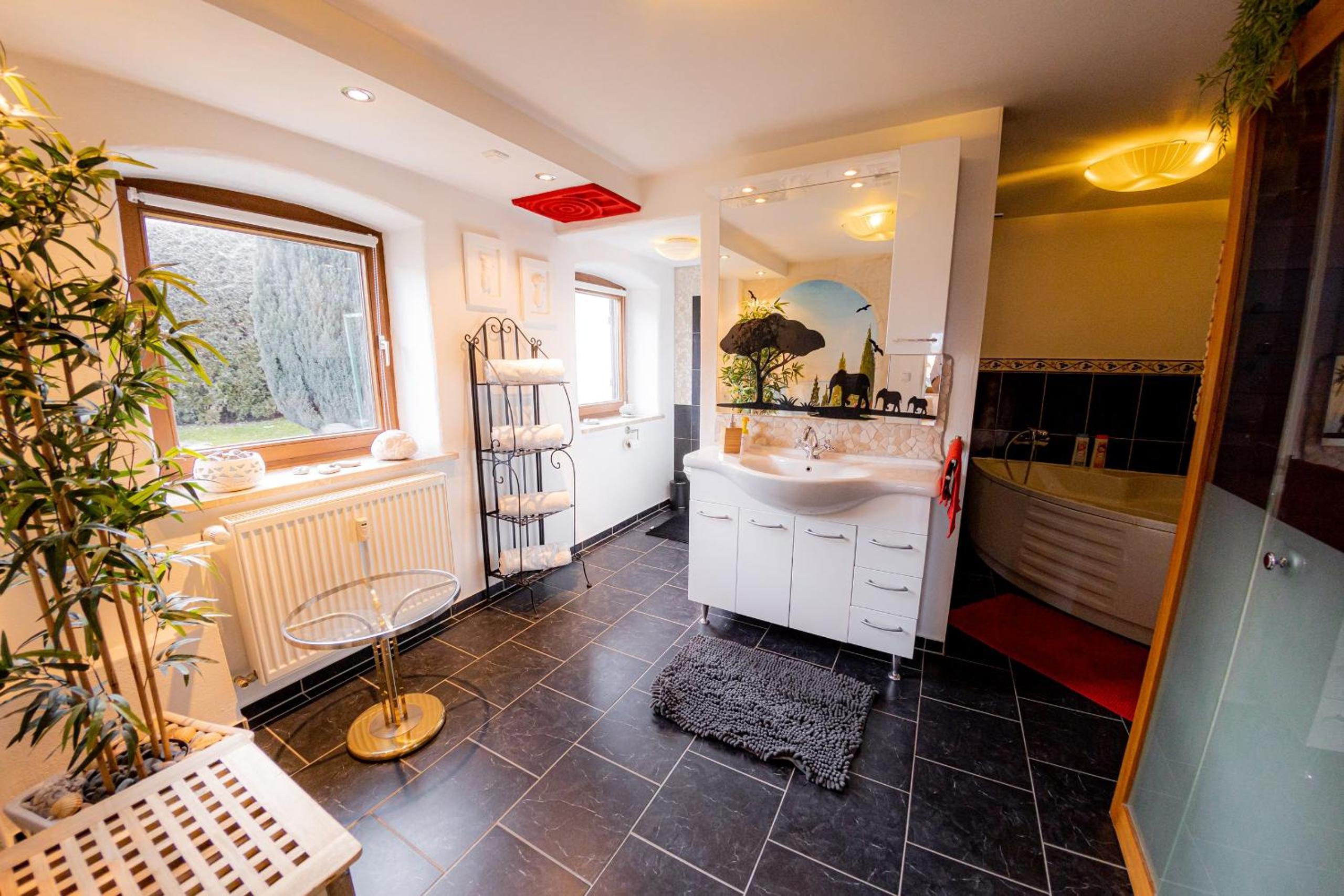 Yello Homes - Gemütliche und luxuriöse Wohnung - mit Sauna, Garten, und Heimkino für 6 Personen