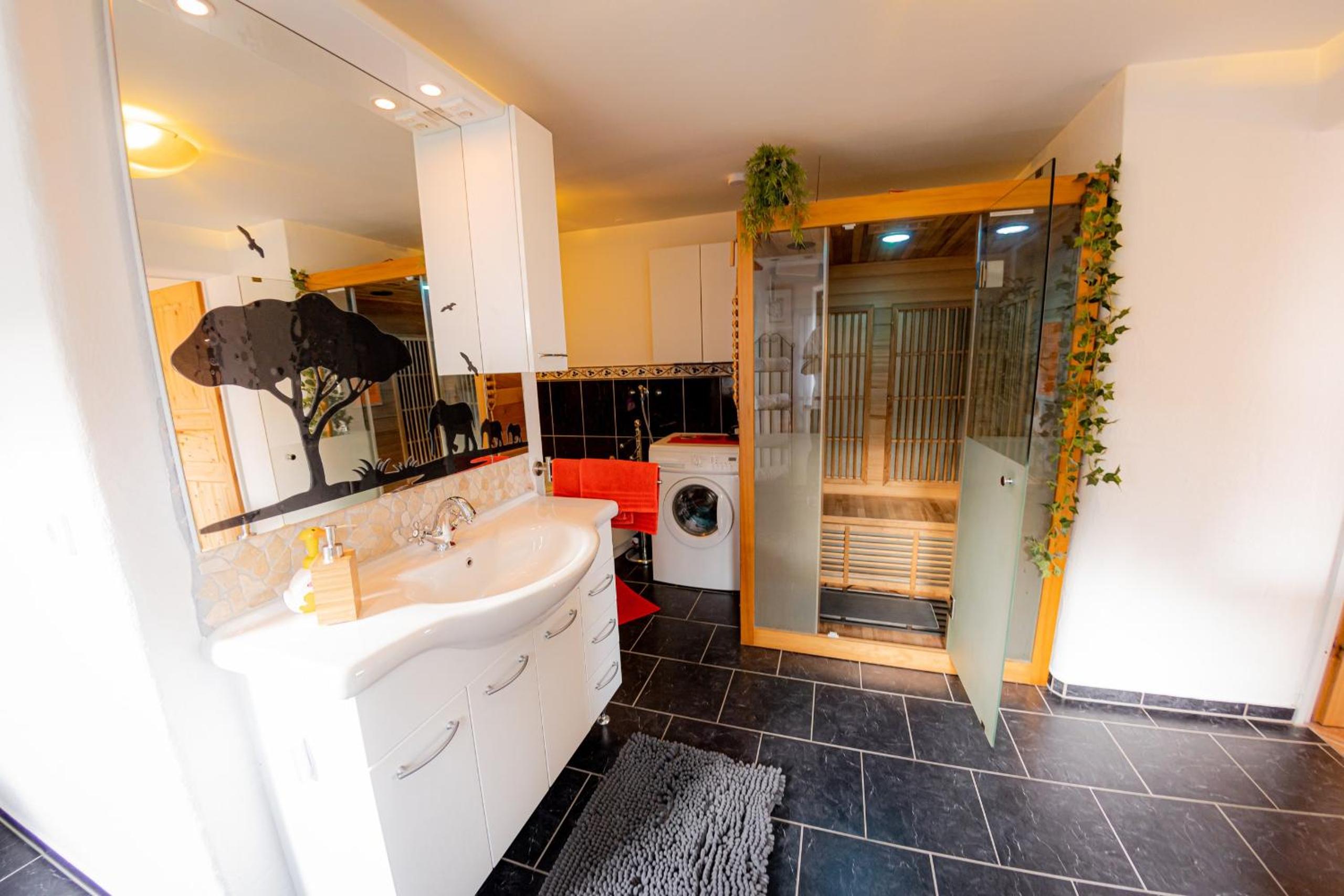 Yello Homes - Gemütliche und luxuriöse Wohnung - mit Sauna, Garten, und Heimkino für 6 Personen