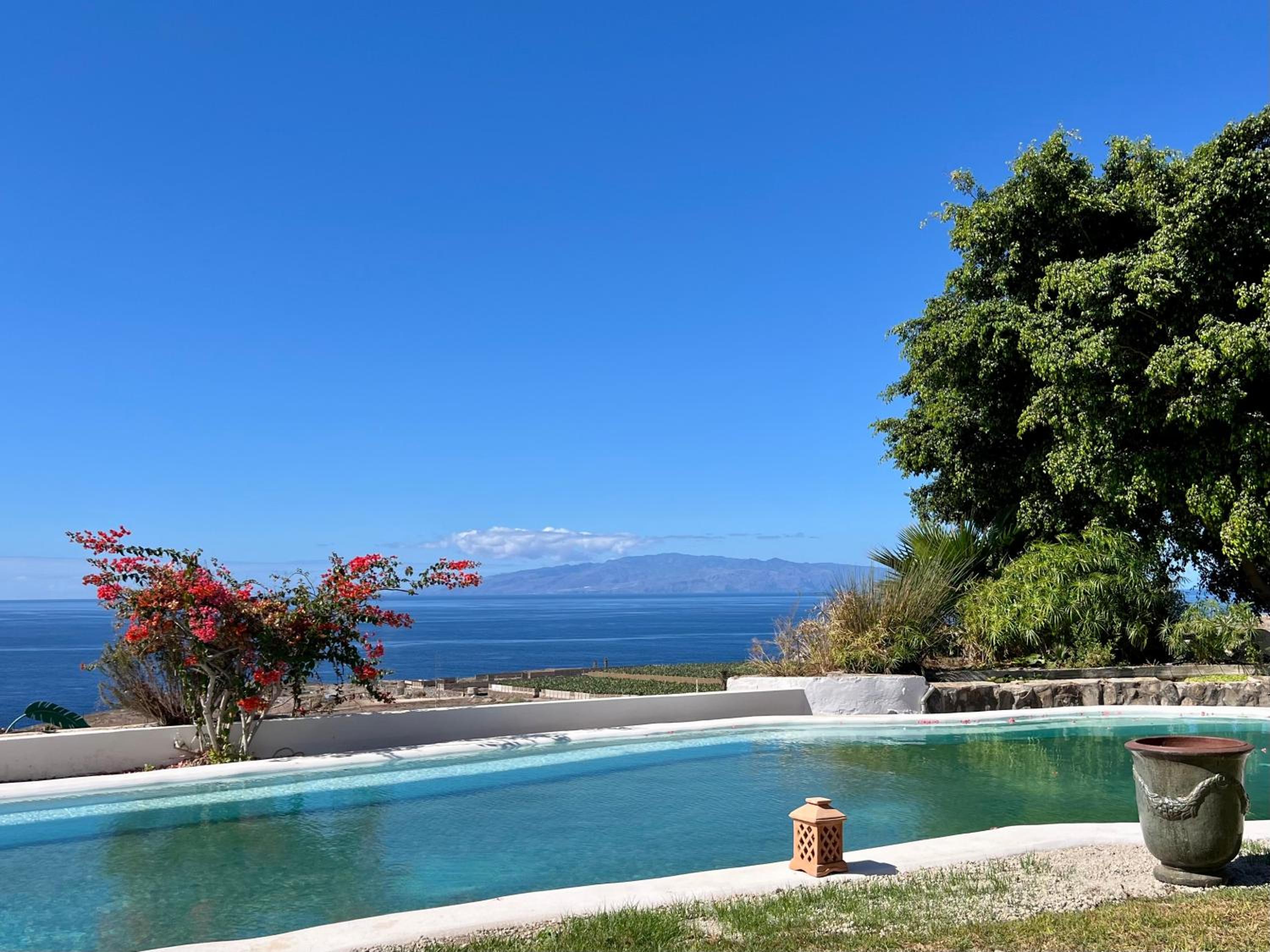 Spacious, well Appointed, in a Wonderful raised Location and Stunning sea Views view 5