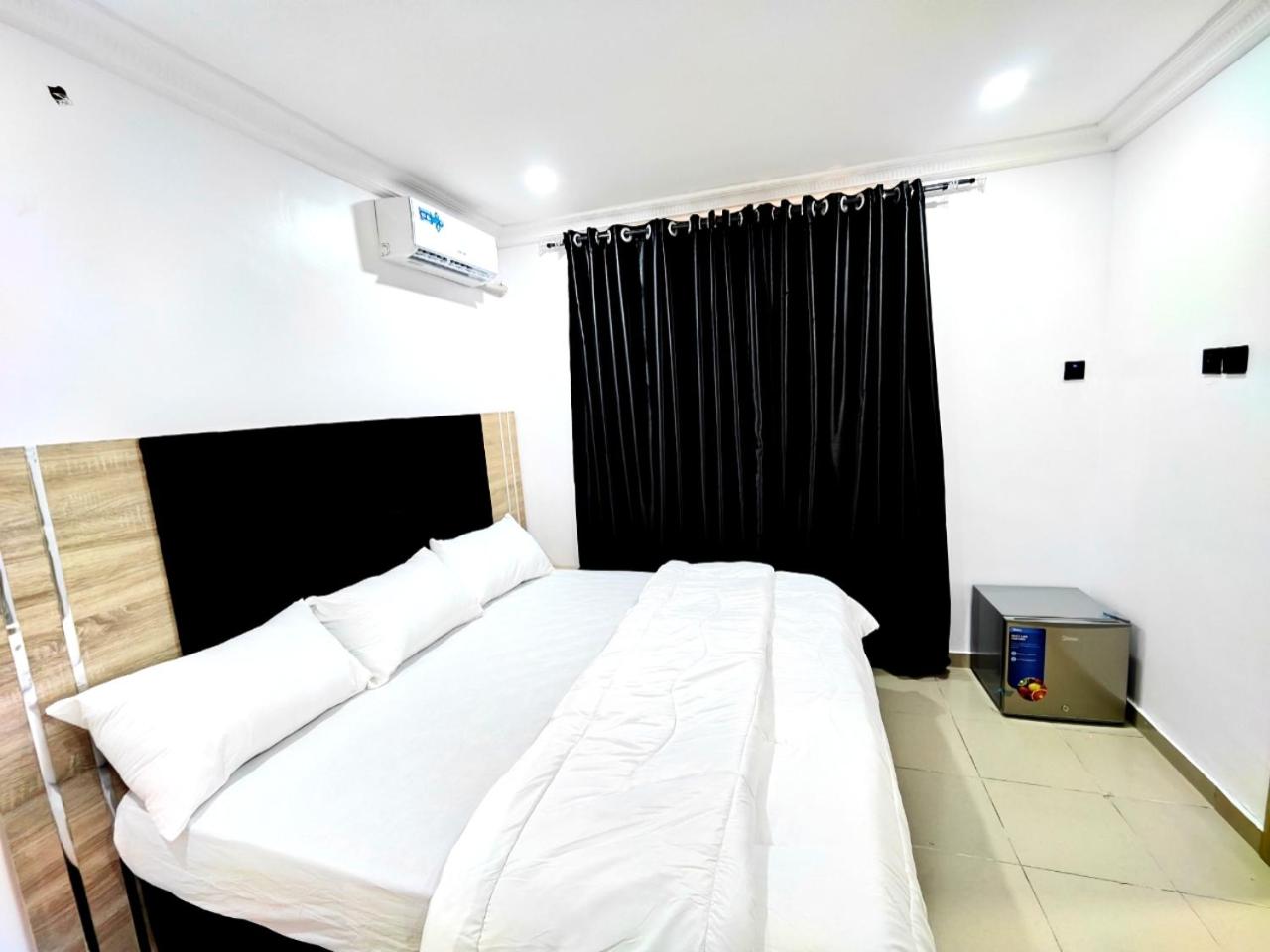 Lekki Peninsula Apartment with 24hr Electricity, Security, Wifi, Washing machine and Cable TV view 3