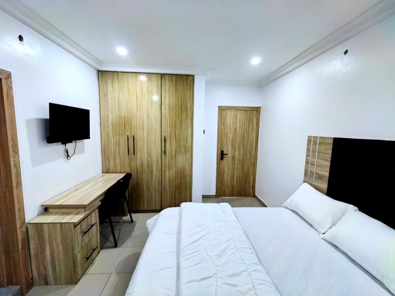 Lekki Peninsula Apartment with 24hr Electricity, Security, Wifi, Washing machine and Cable TV view 2