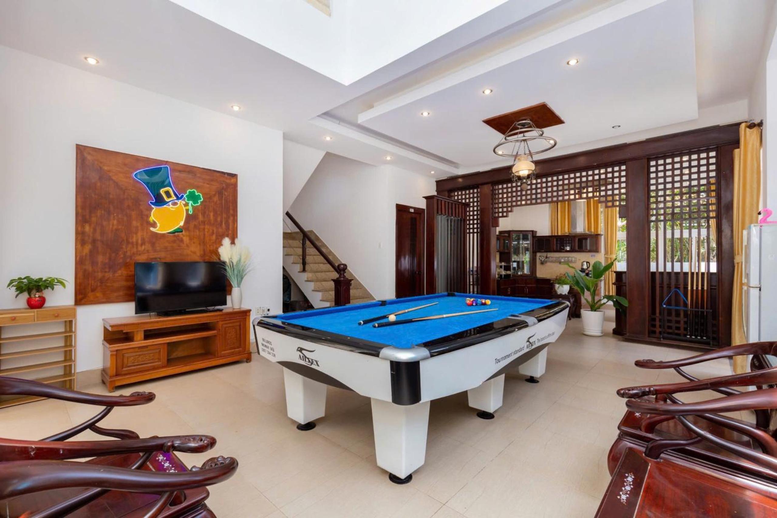 Villa Hồ Bơi Thoáng mát TRUNG TÂM CỘT CỜ view 2