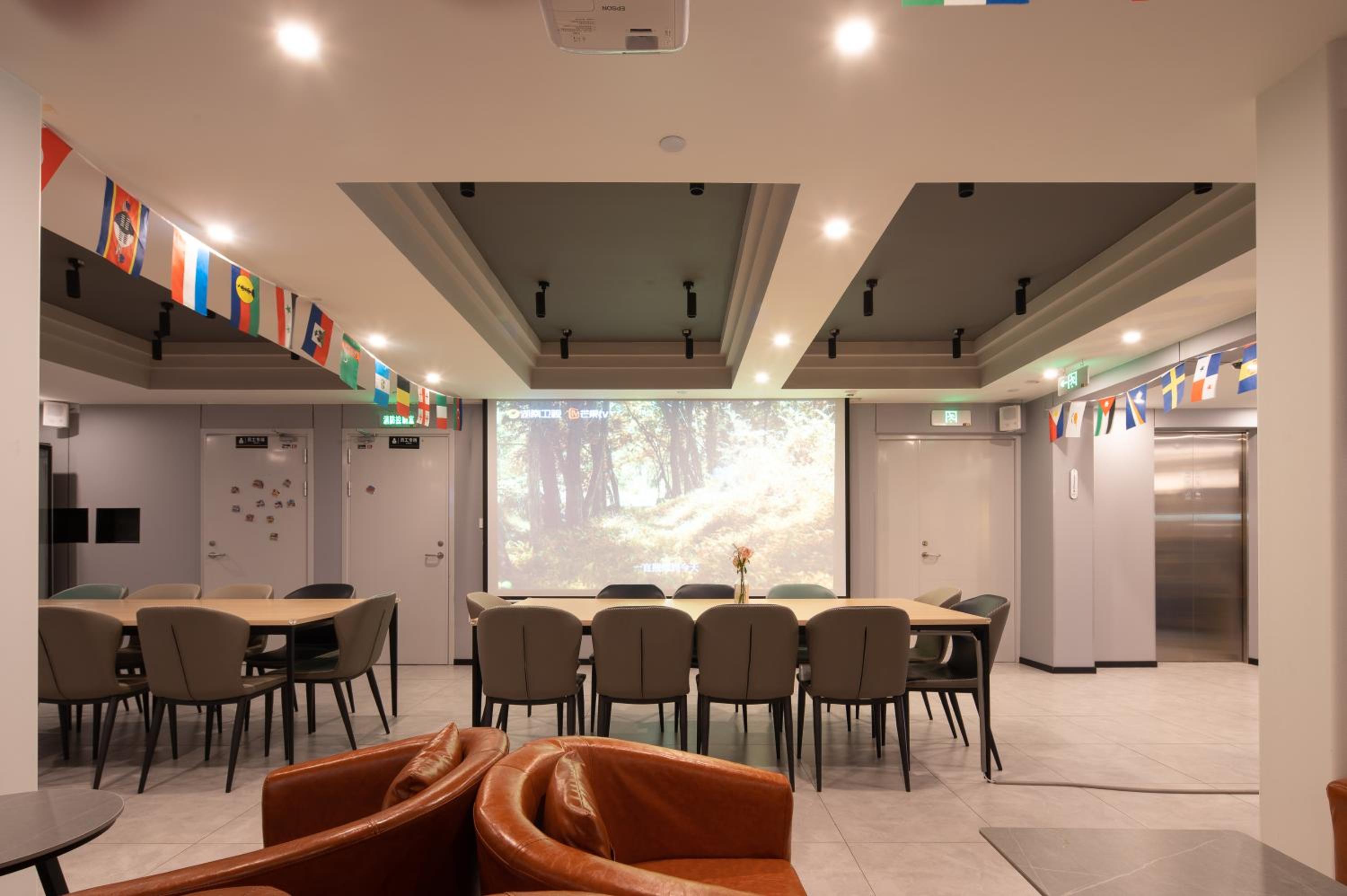 Dayin Youth Hostel - Old Town & People's Square& Rail Hub -Social Area -Bar -Café -Gym -Free Laundry Luggage Storage -24H Front Desk -English Service