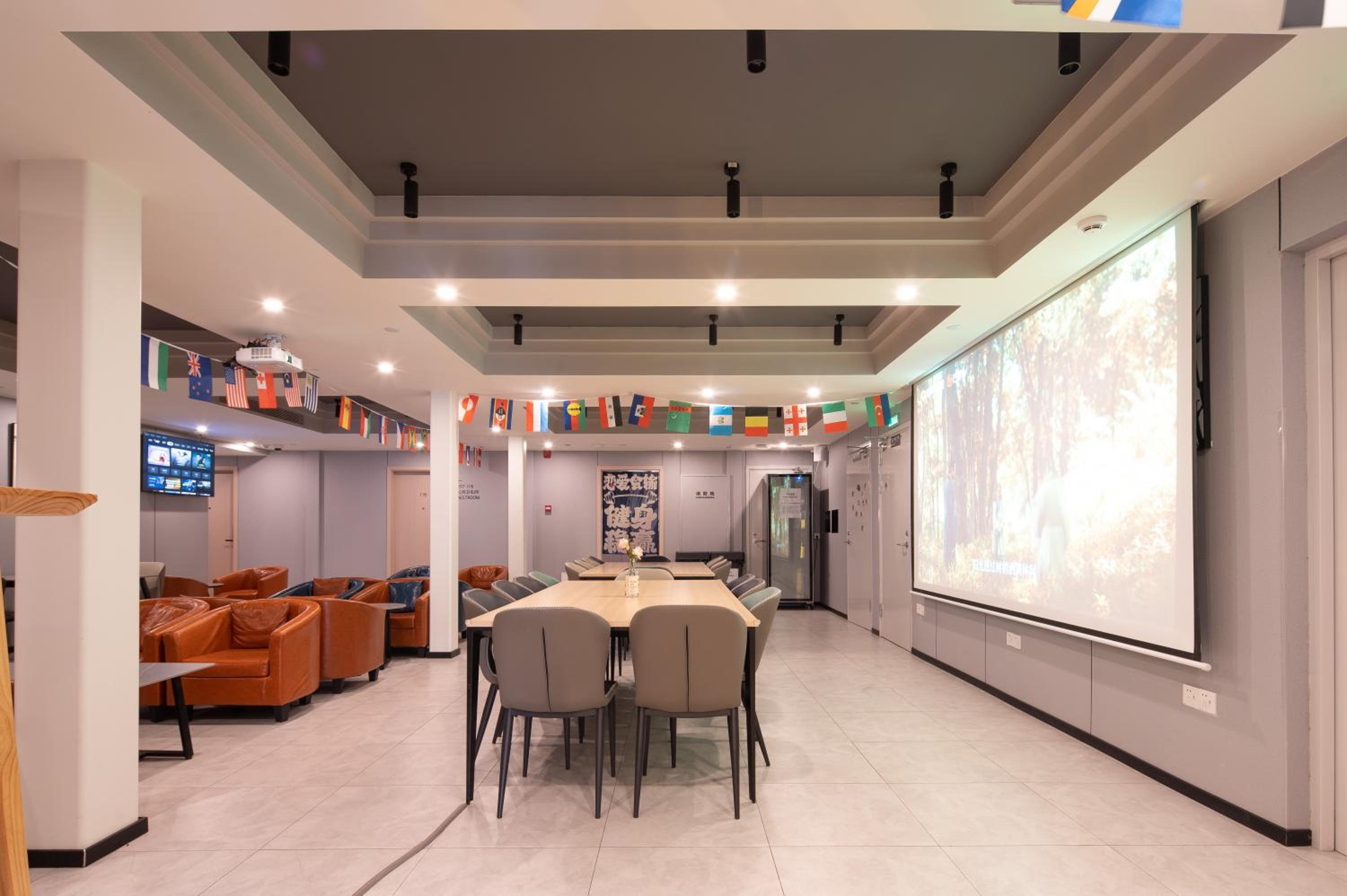 Dayin Youth Hostel - Old Town & People's Square& Rail Hub -Social Area -Bar -Café -Gym -Free Laundry Luggage Storage -24H Front Desk -English Service