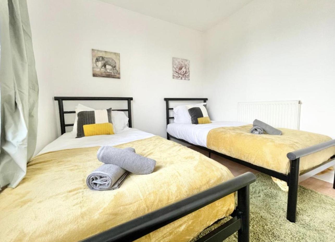 Southampton Vacations - Charming 2-Bed Flat Sleep 4- Great for families and contractors! - Property Image 1