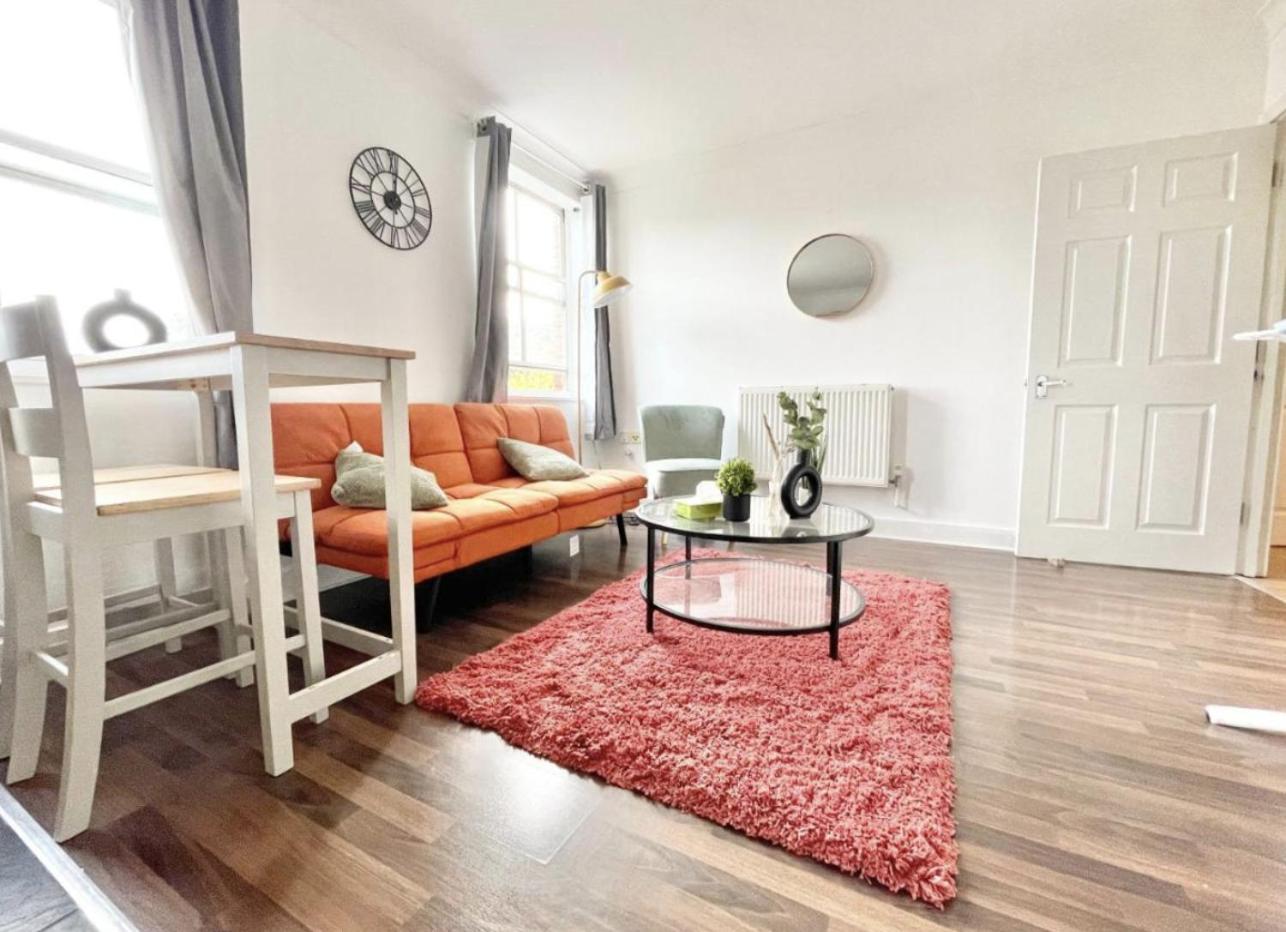 Southampton Vacations - Charming 2-Bed Flat Sleep 4- Great for families and contractors! - Property Image 2