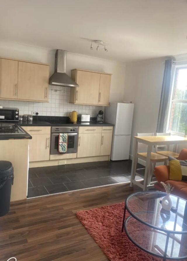 Southampton Vacations - Charming 2-Bed Flat Sleep 4- Great for families and contractors! - Property Image 3