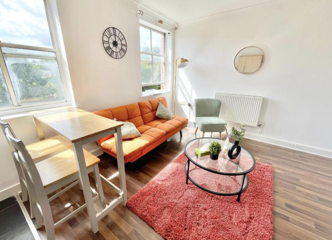Southampton Vacations - Charming 2-Bed Flat Sleep 4- Great for families and contractors! - Property Image 7
