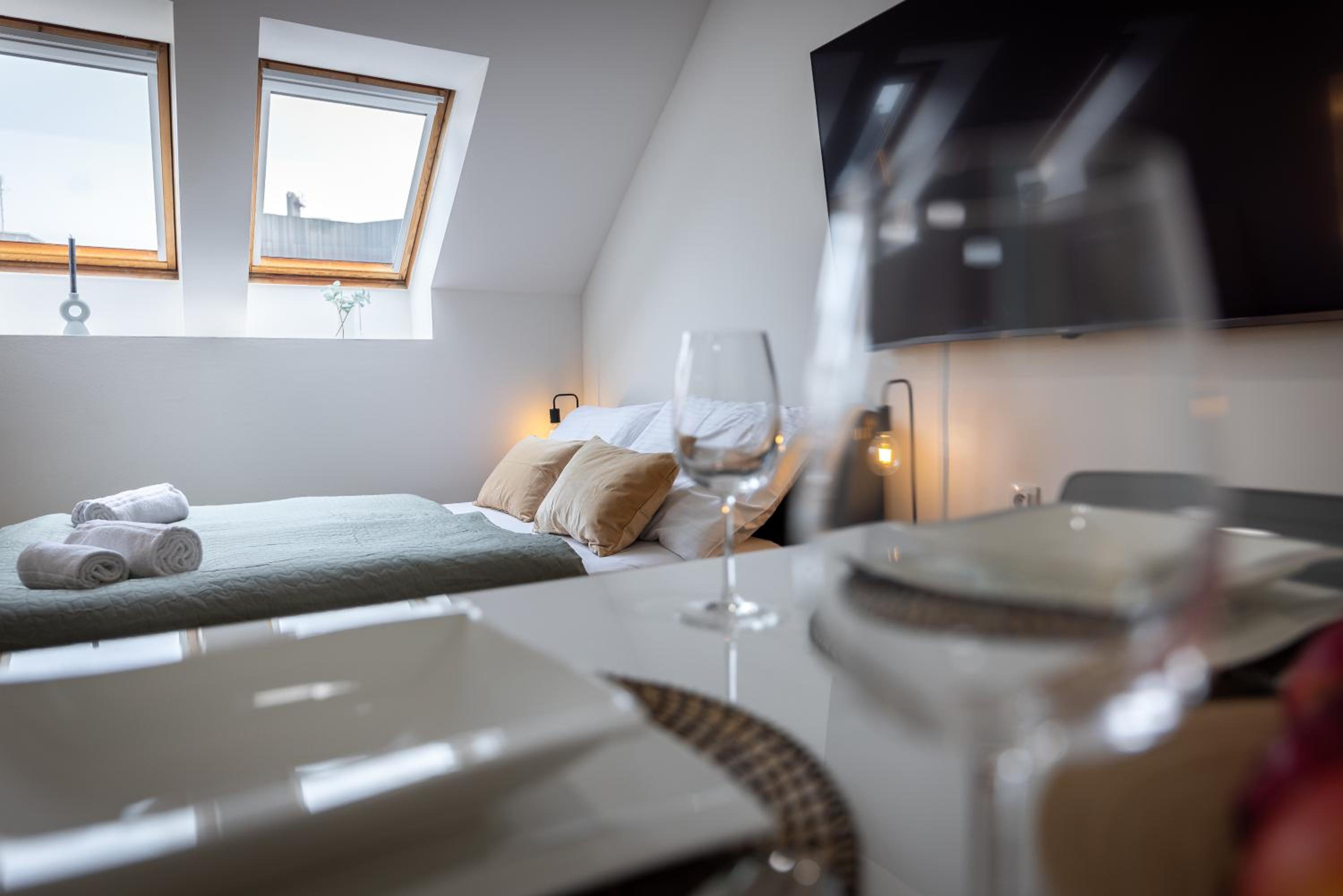KIP Old Town Modern Apartment with Free Parking & AC
