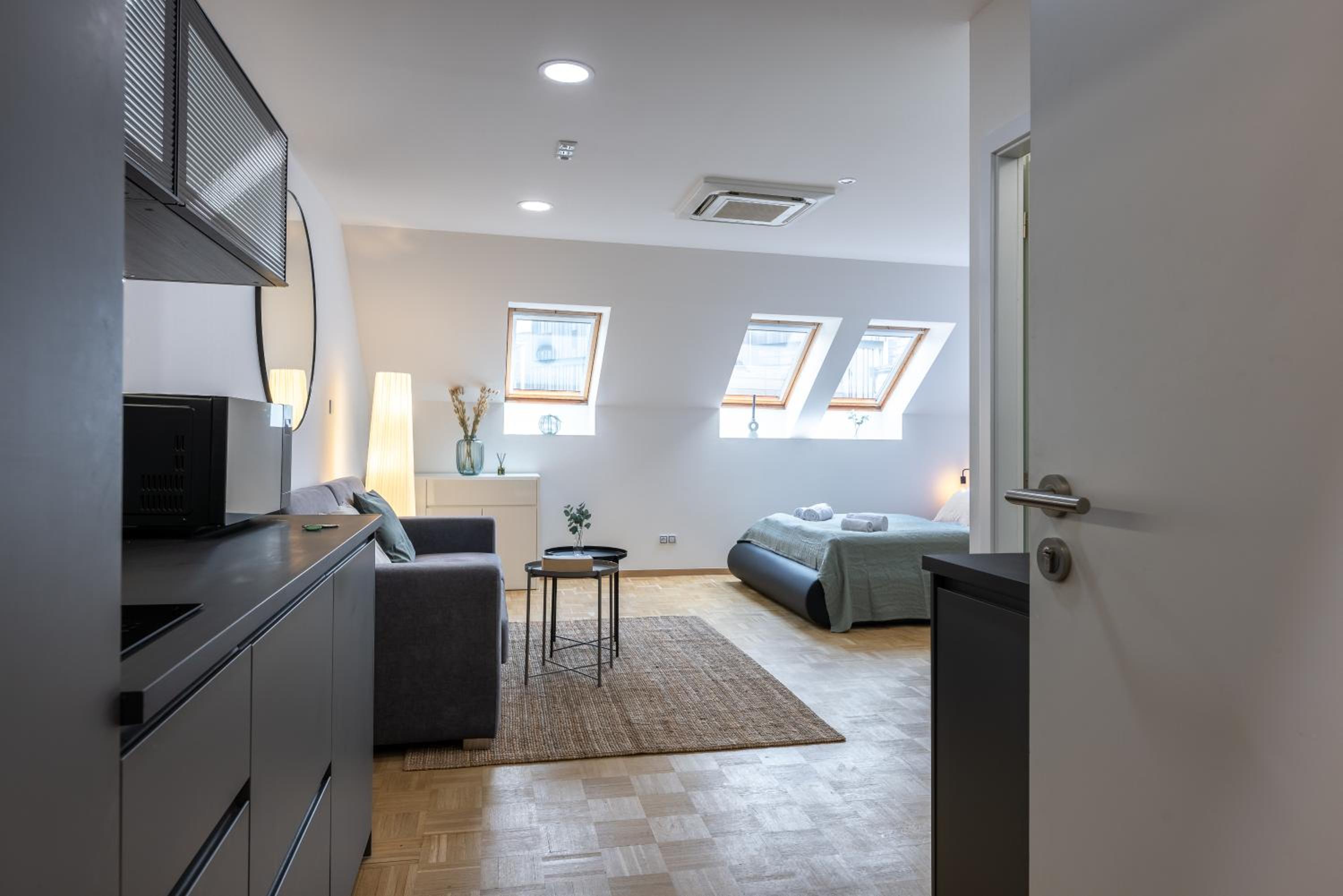 KIP Old Town Modern Apartment with Free Parking & AC