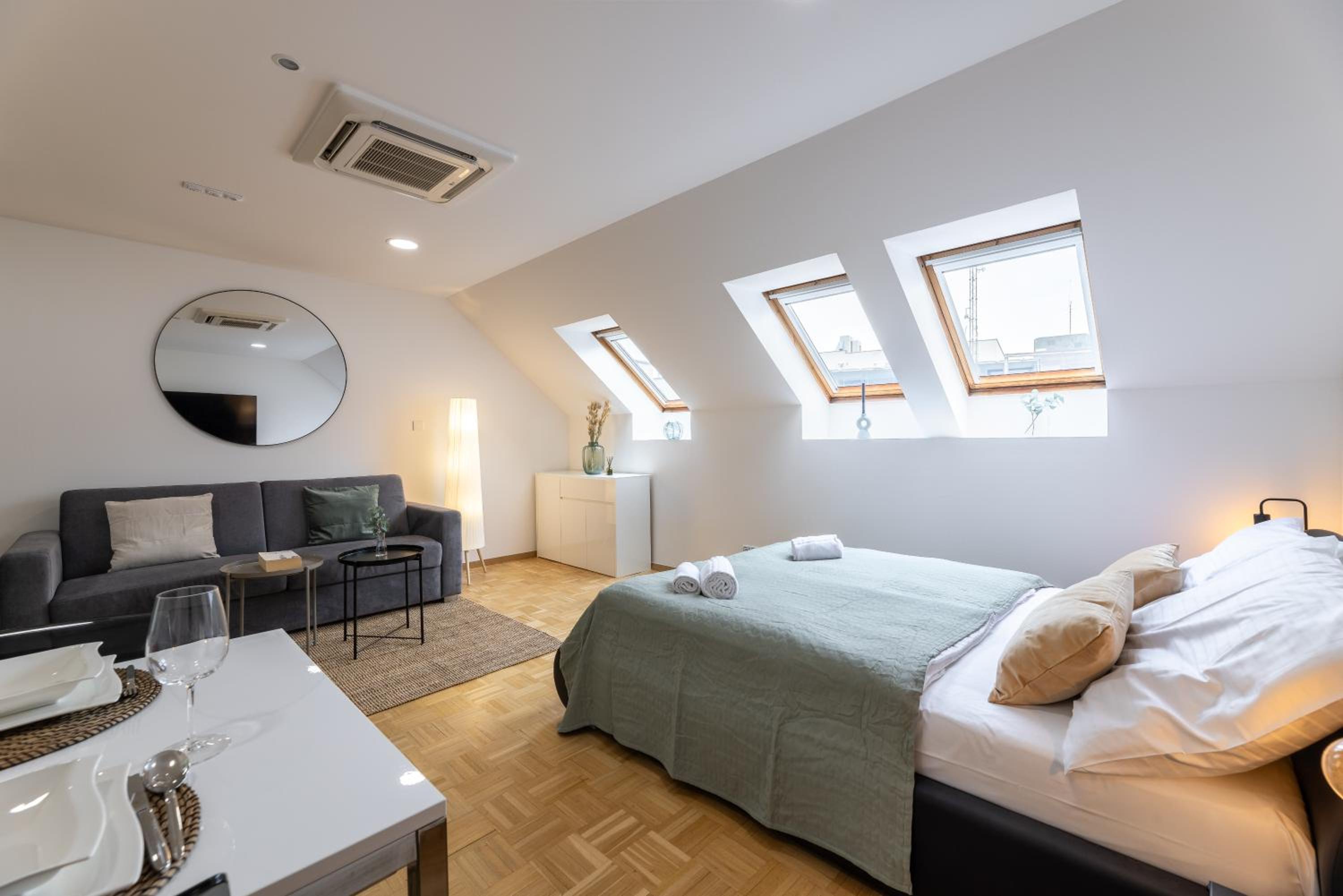KIP Old Town Modern Apartment with Free Parking & AC
