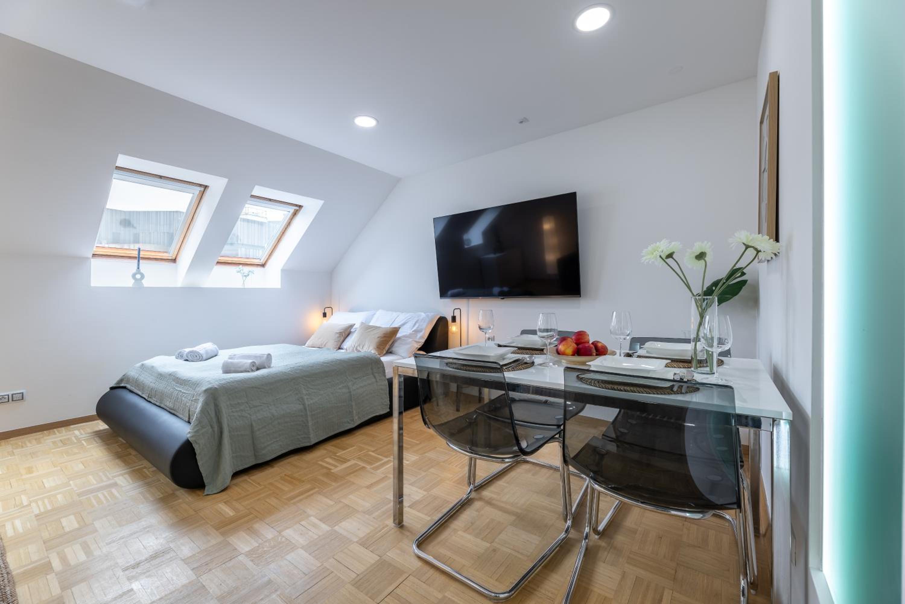 KIP Old Town Modern Apartment with Free Parking & AC
