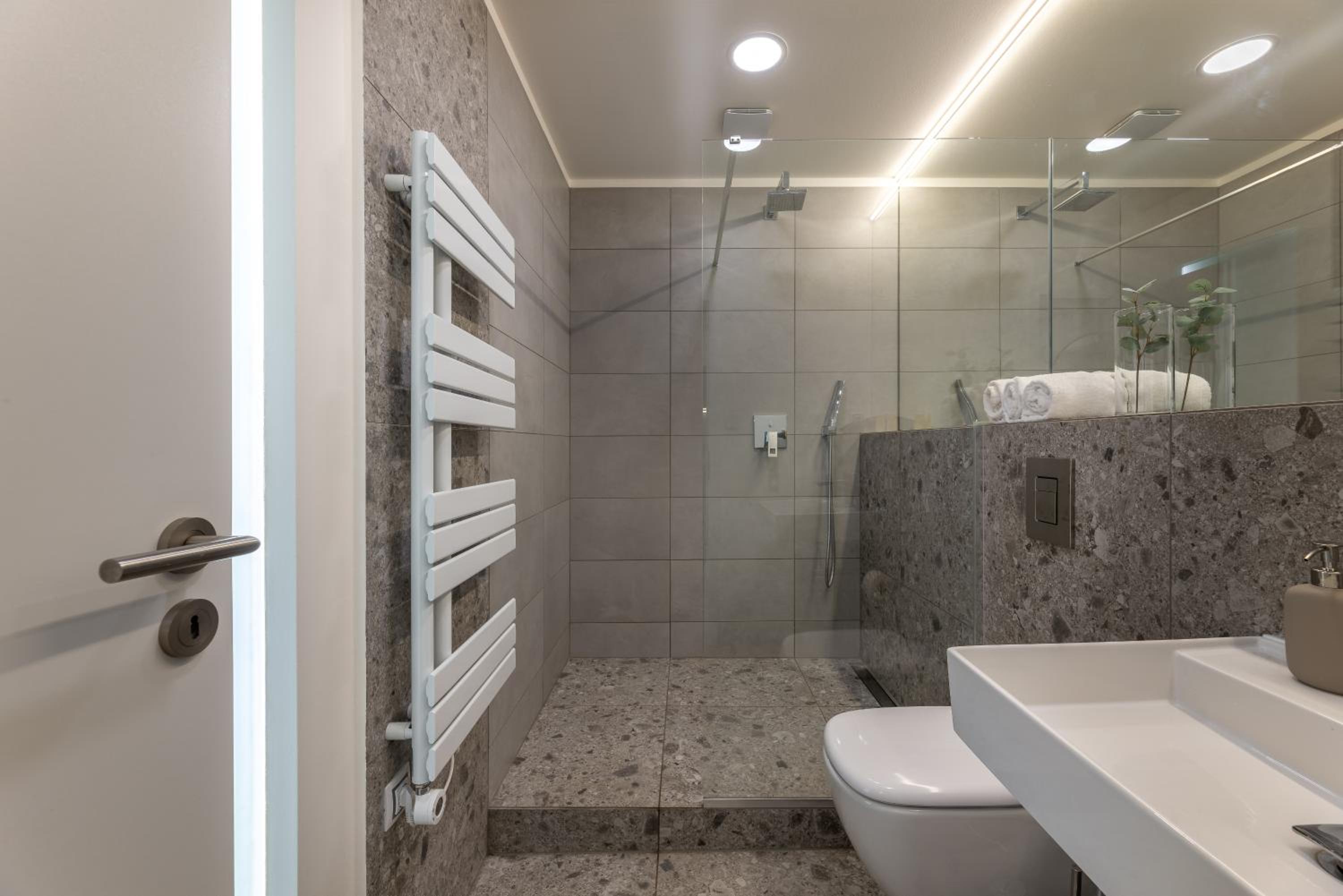 KIP Old Town Modern Apartment with Free Parking & AC