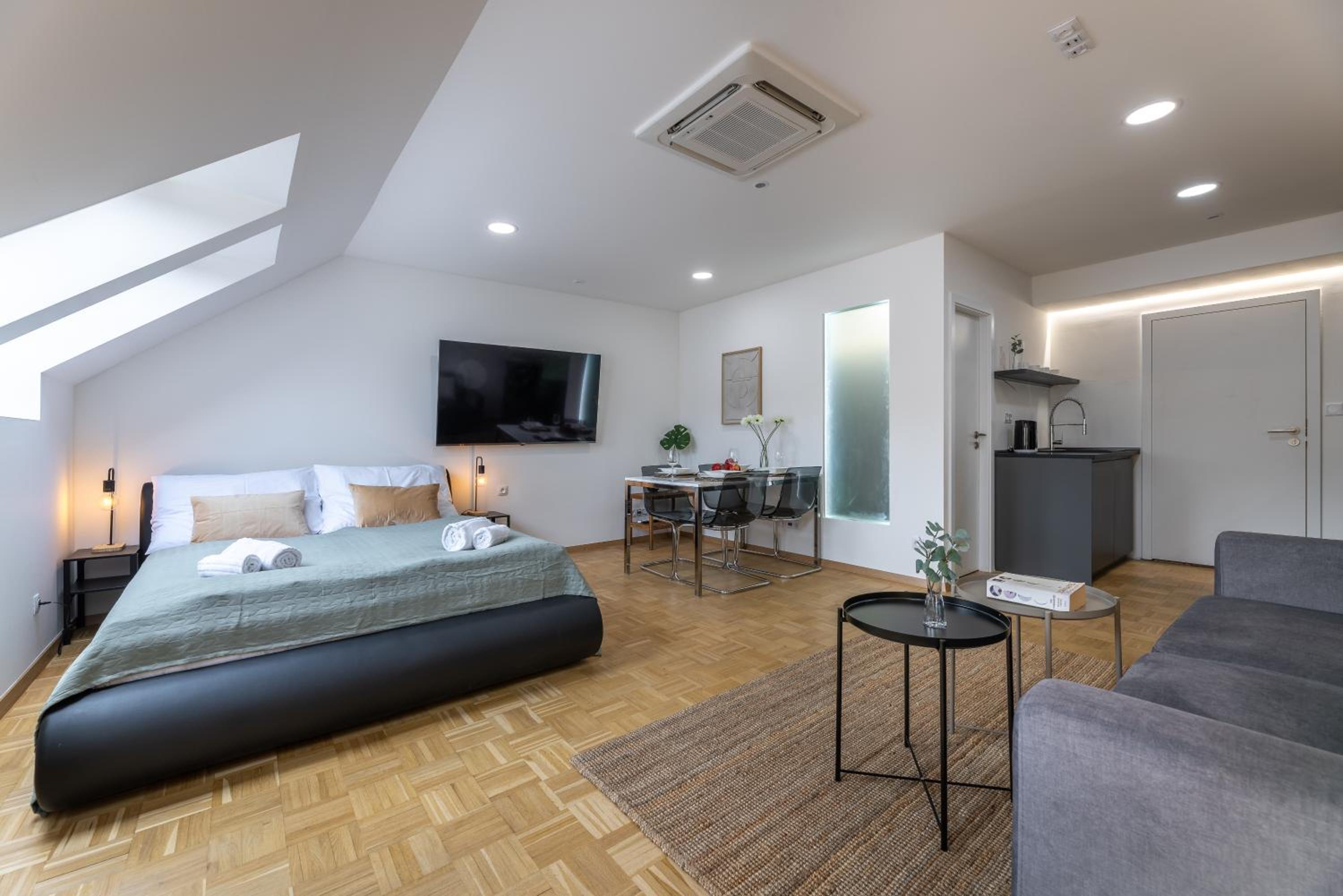 KIP Old Town Modern Apartment with Free Parking & AC