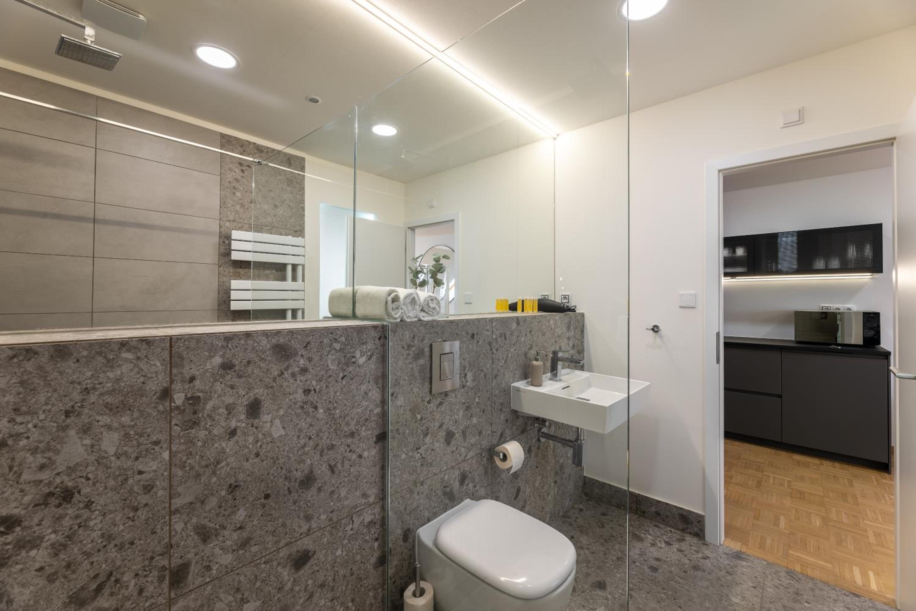 KIP Old Town Modern Apartment with Free Parking & AC