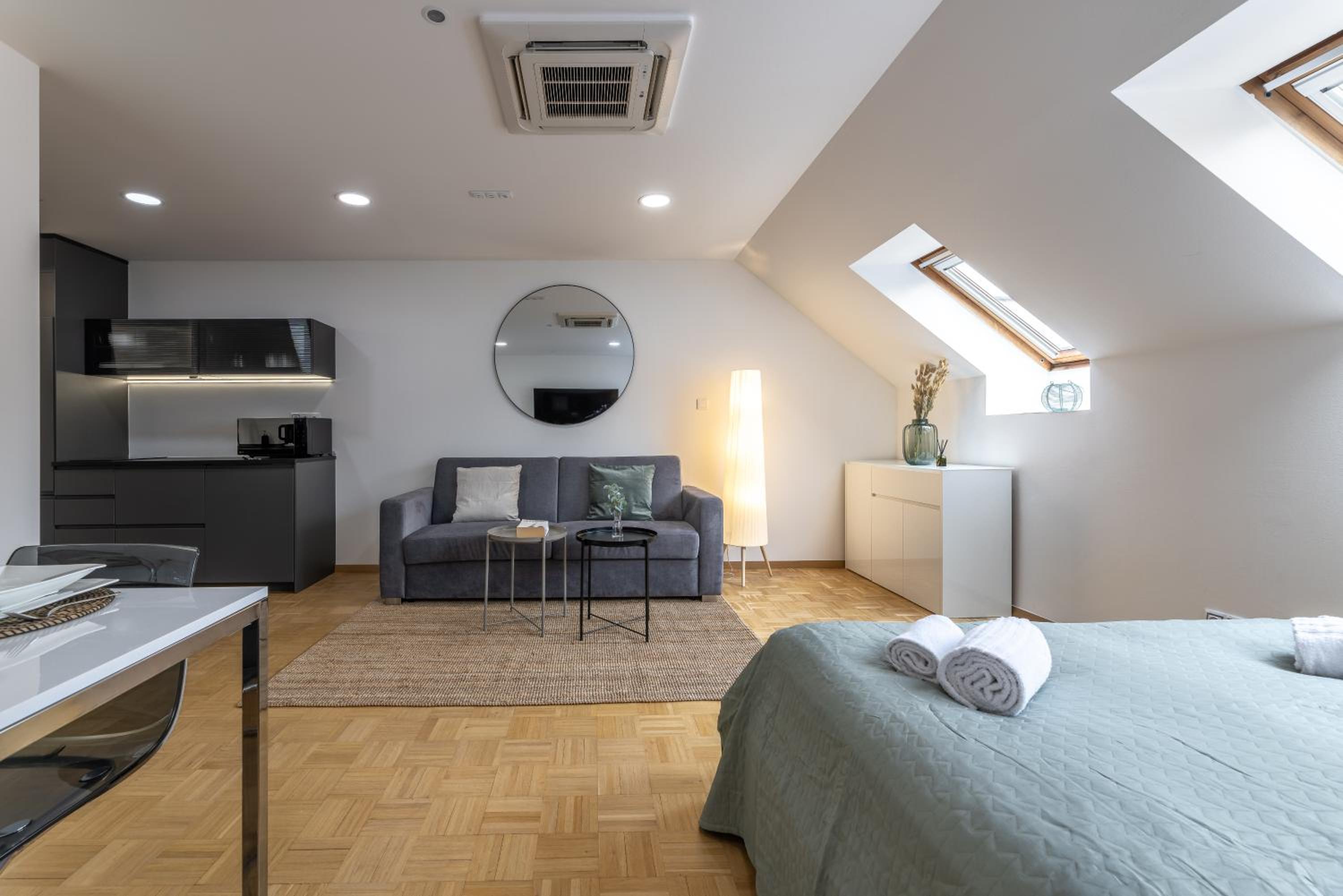 KIP Old Town Modern Apartment with Free Parking & AC
