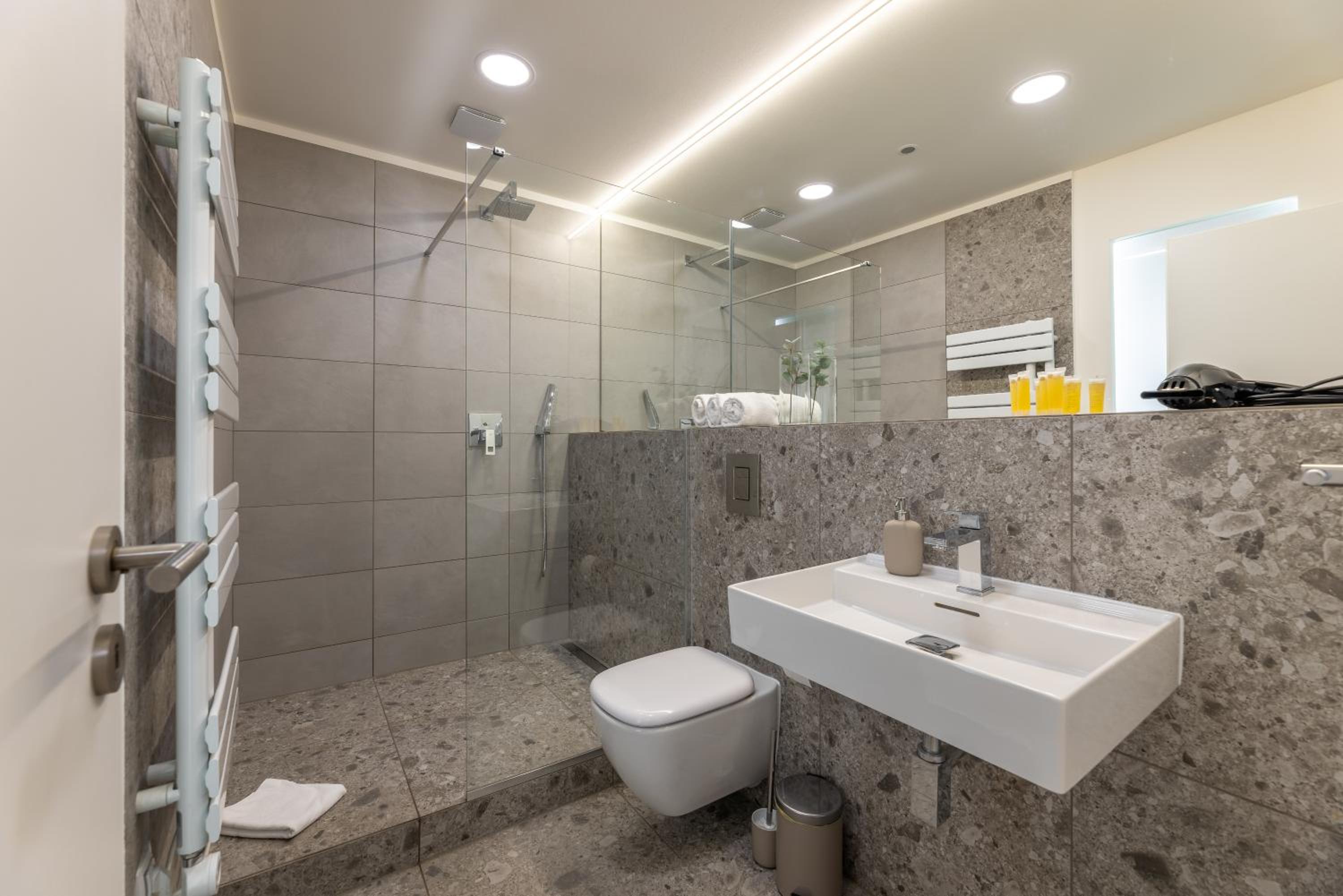 KIP Old Town Modern Apartment with Free Parking & AC