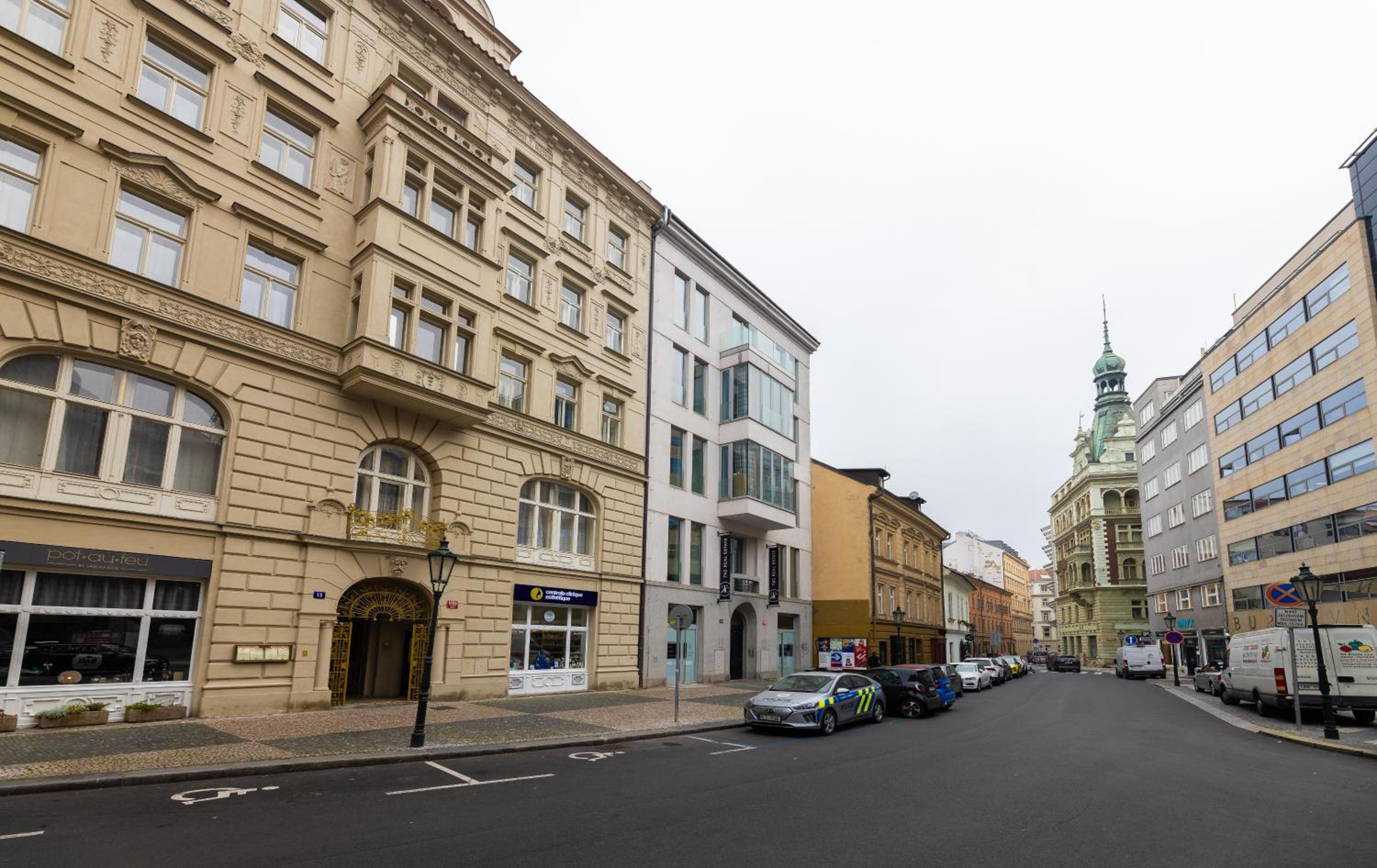 KIP Old Town Modern Apartment with Free Parking & AC