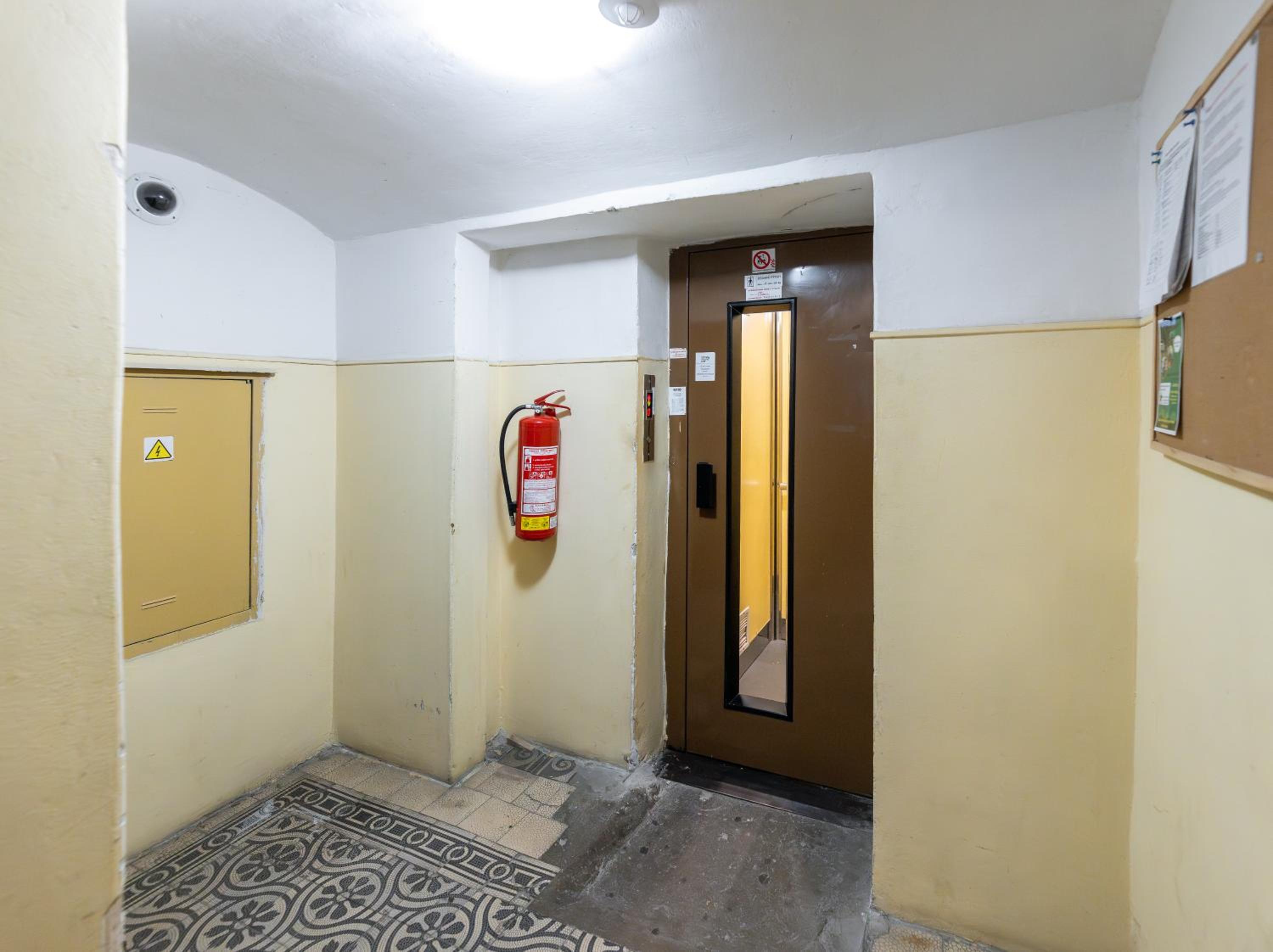 KIP Old Town Modern Apartment with Free Parking & AC