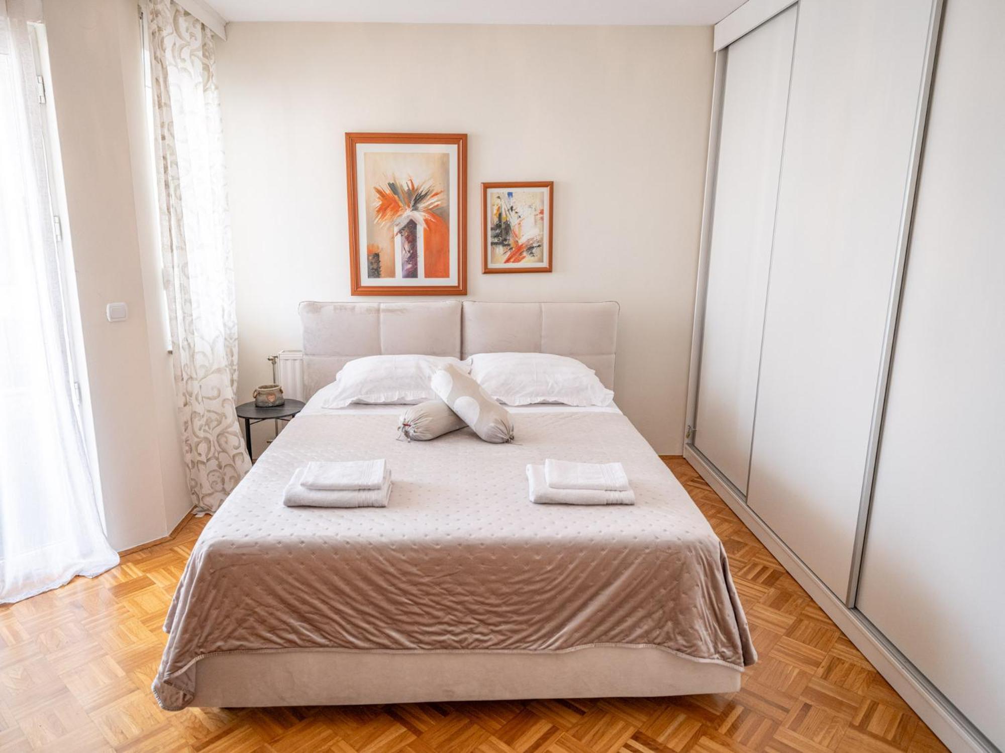 Chic Riverview Apartment, photo 16