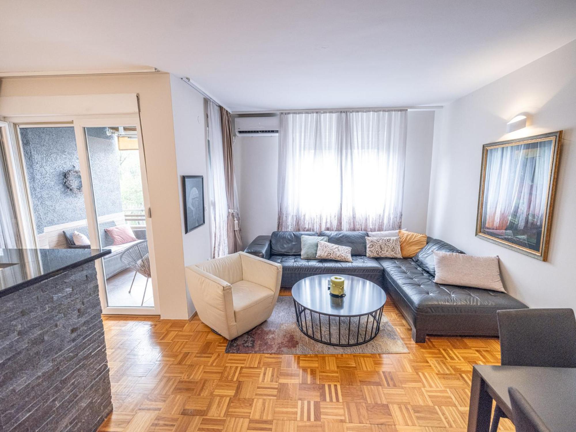 Chic Riverview Apartment, photo 2