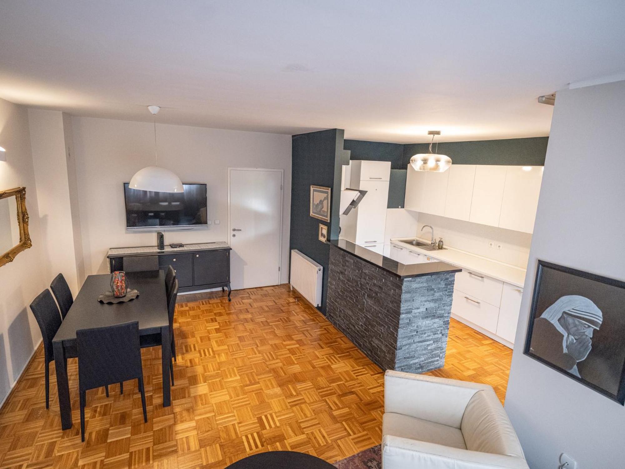 Chic Riverview Apartment, photo 6