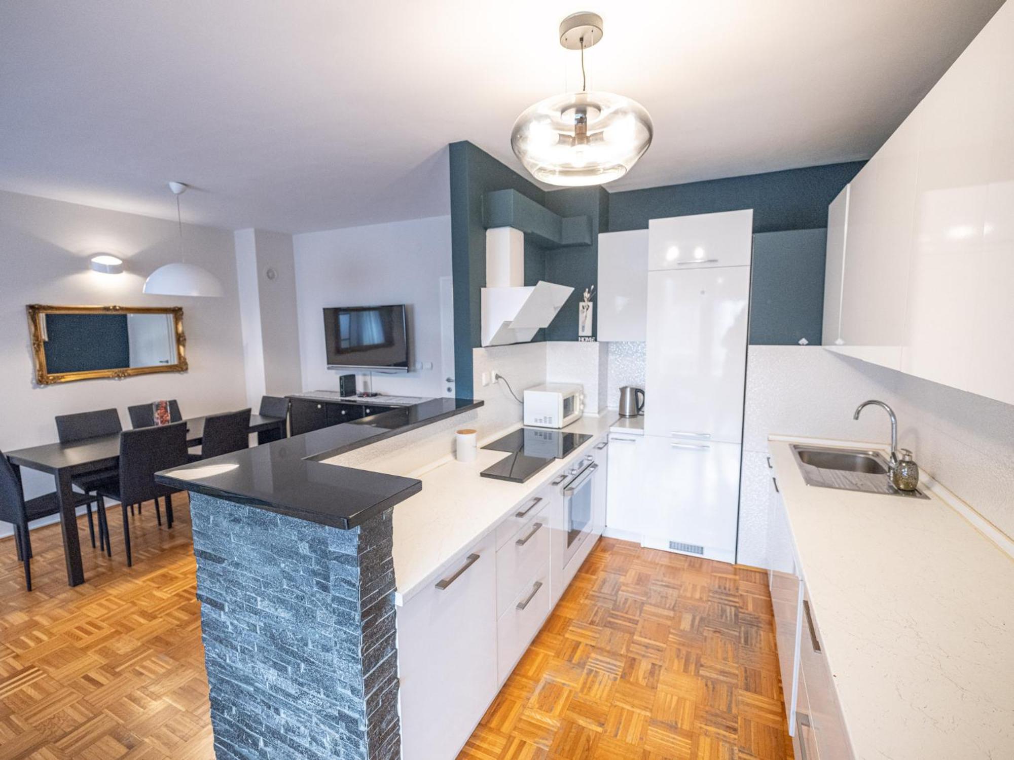 Chic Riverview Apartment, photo 26
