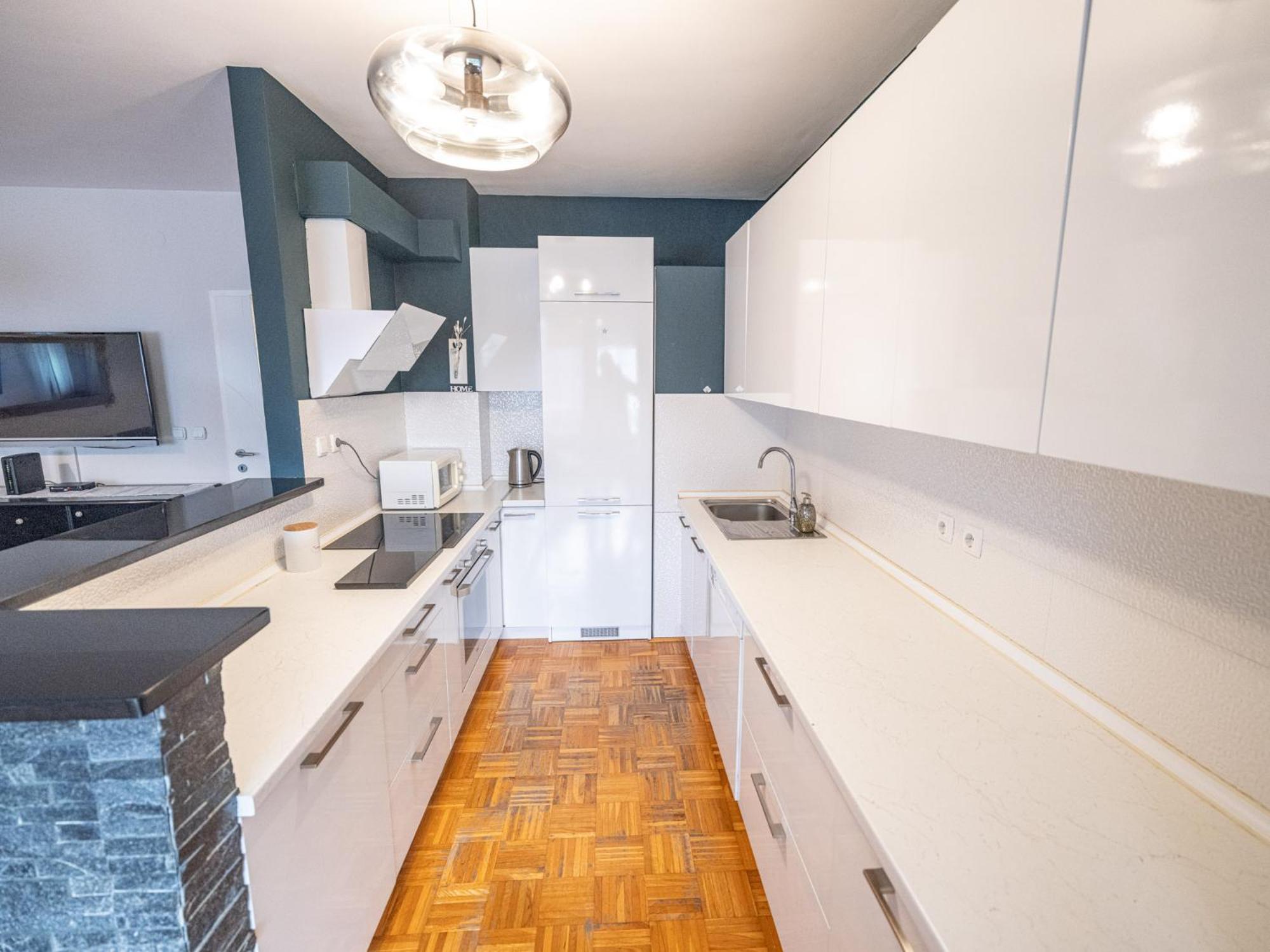 Chic Riverview Apartment, photo 25
