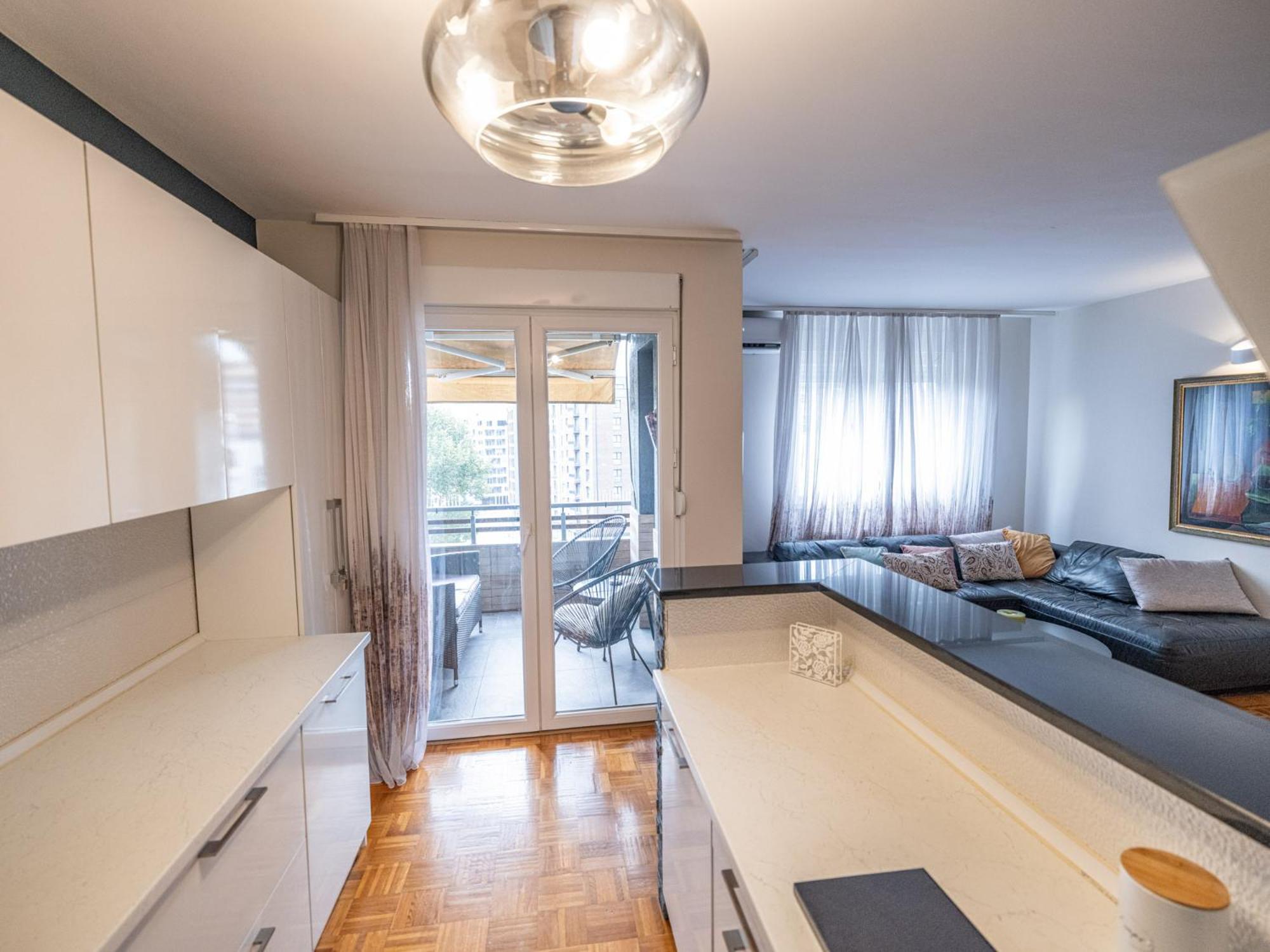 Chic Riverview Apartment, photo 12