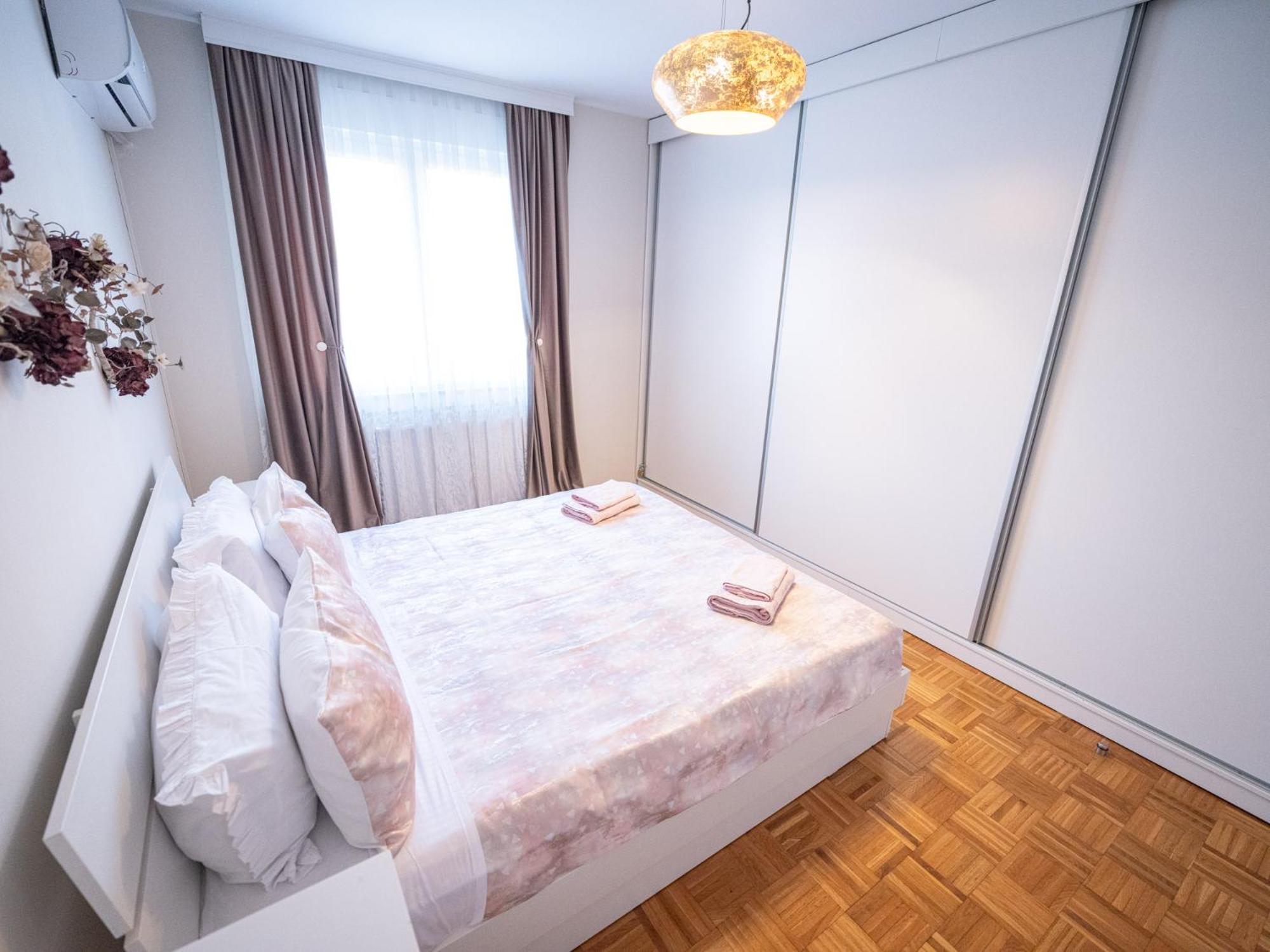 Chic Riverview Apartment, photo 21