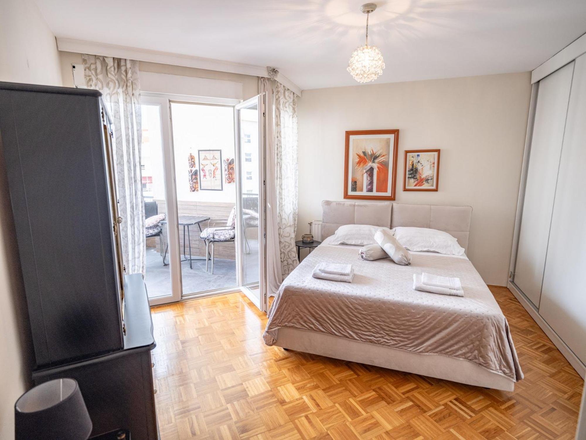 Chic Riverview Apartment, photo 28