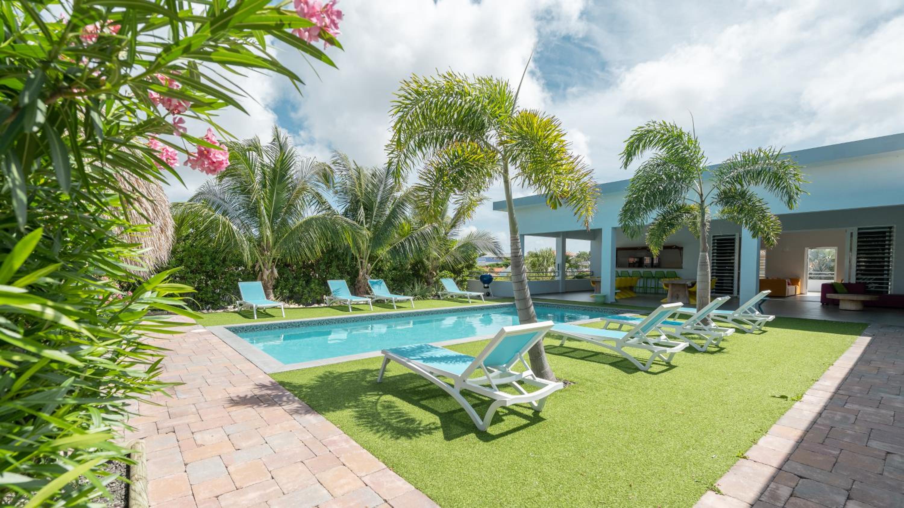 Villa La Familia Retreat by Droomvilla