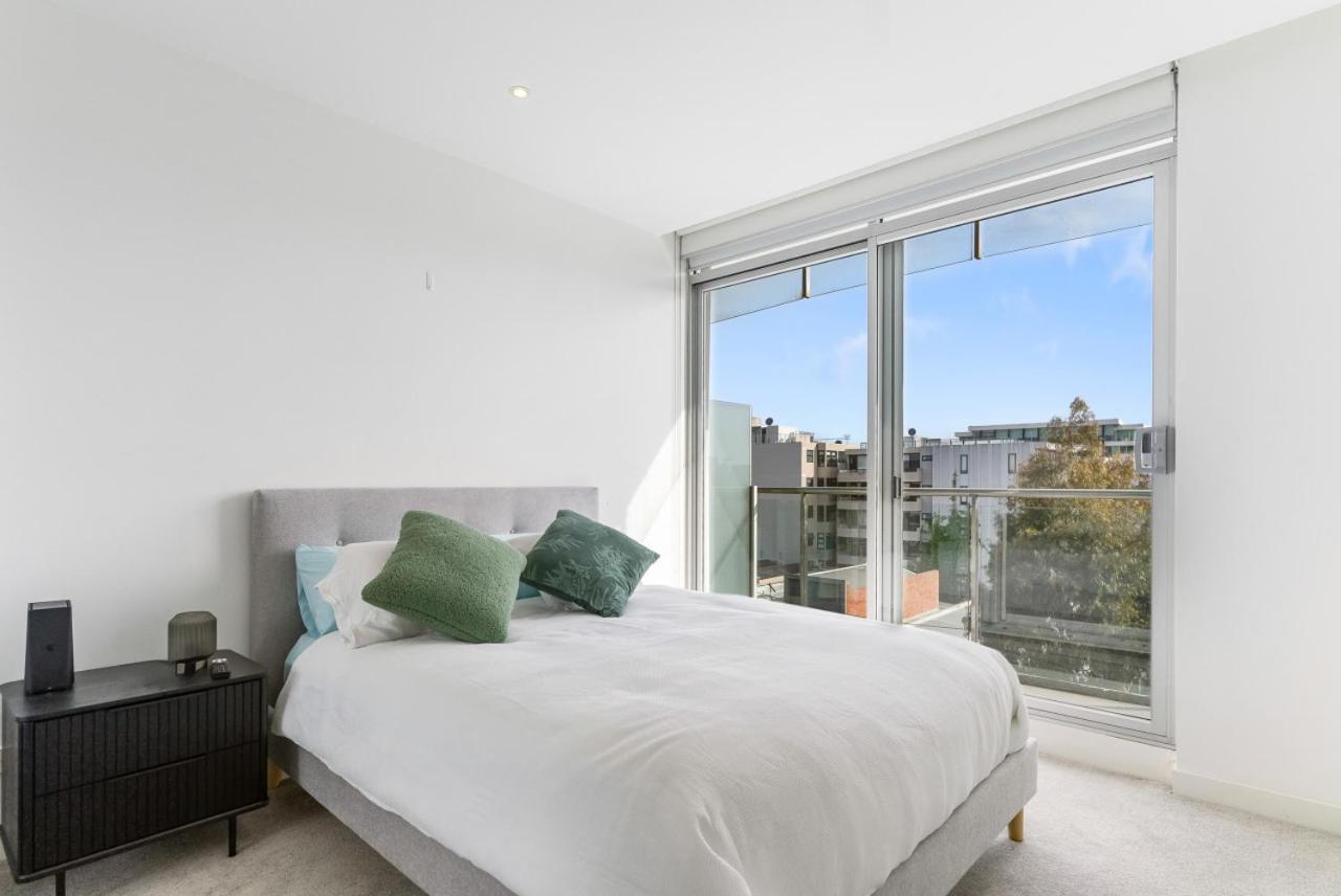Port Melbourne and a glimpse of the sparkling bay - sleeps 4