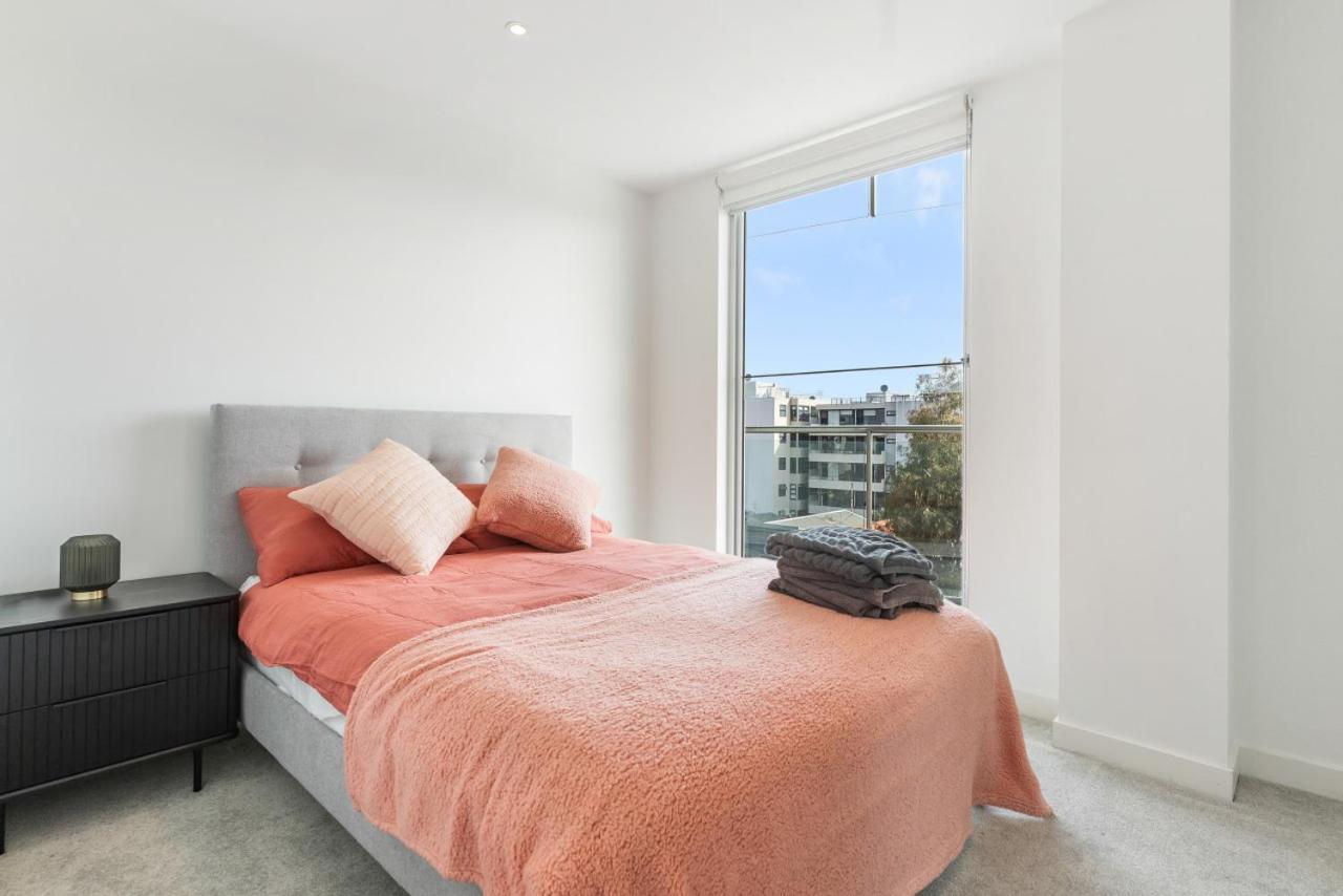 Port Melbourne and a glimpse of the sparkling bay - sleeps 4