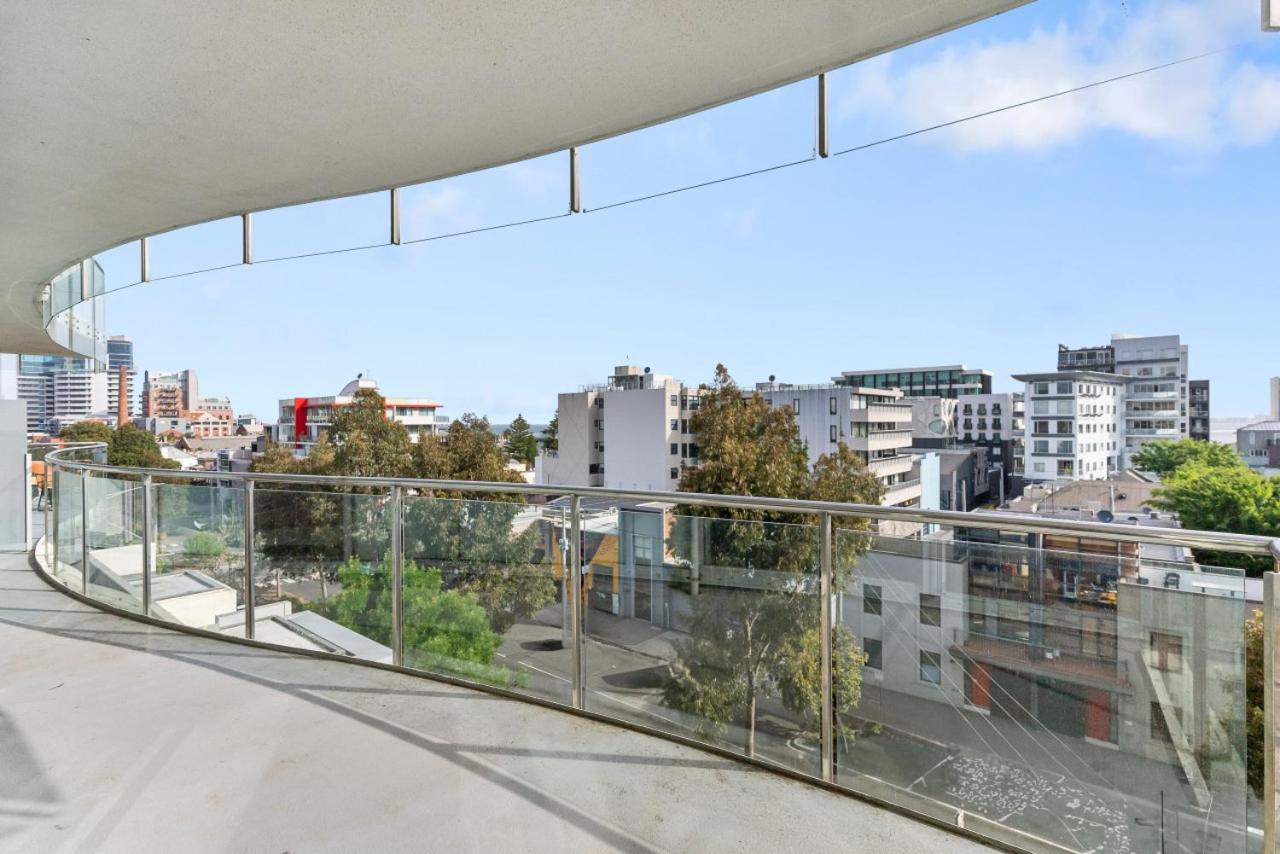 Port Melbourne and a glimpse of the sparkling bay - sleeps 4