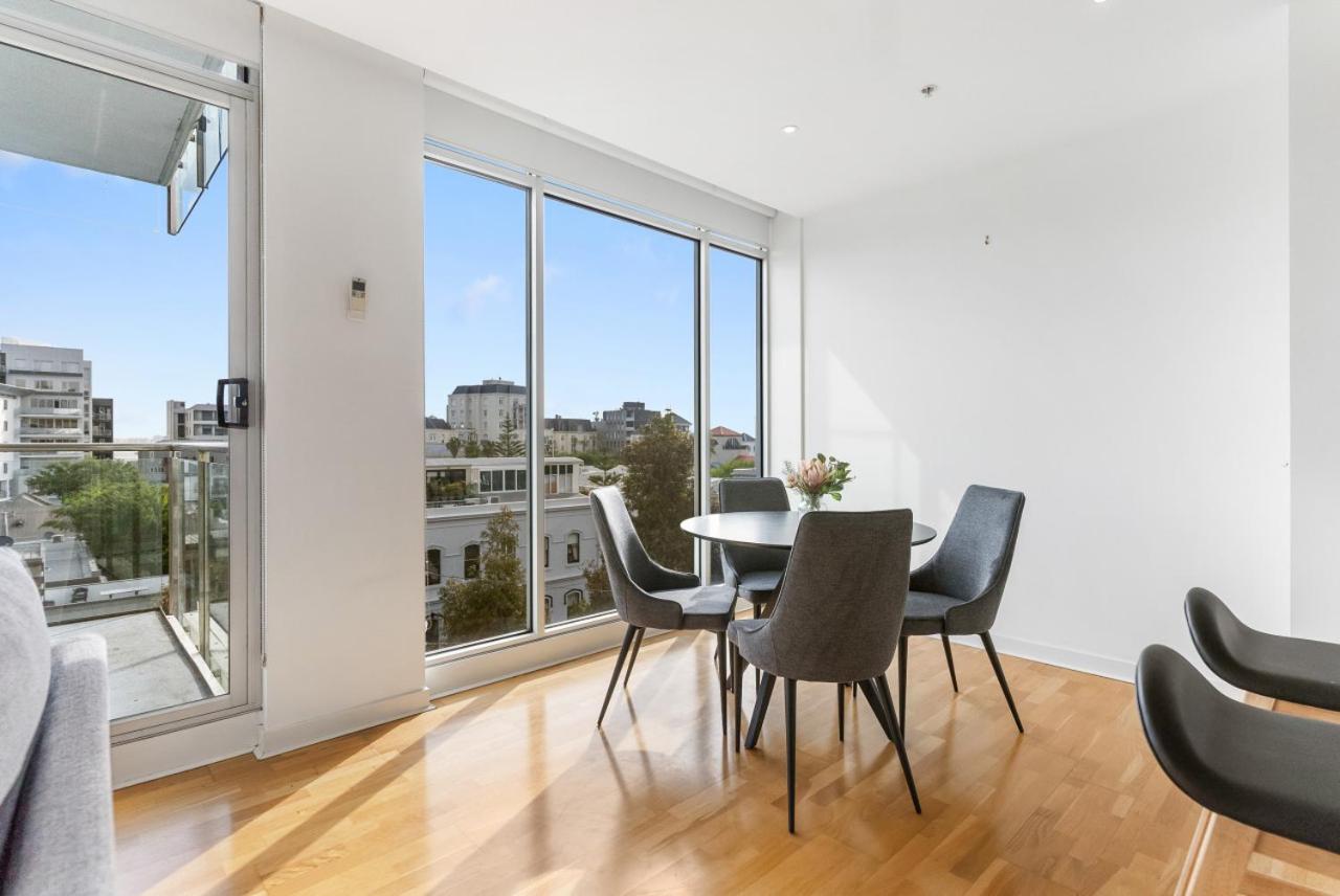 Port Melbourne and a glimpse of the sparkling bay - sleeps 4