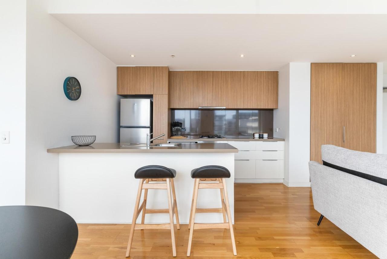 Port Melbourne and a glimpse of the sparkling bay - sleeps 4