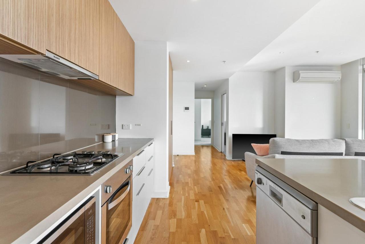 Port Melbourne and a glimpse of the sparkling bay - sleeps 4