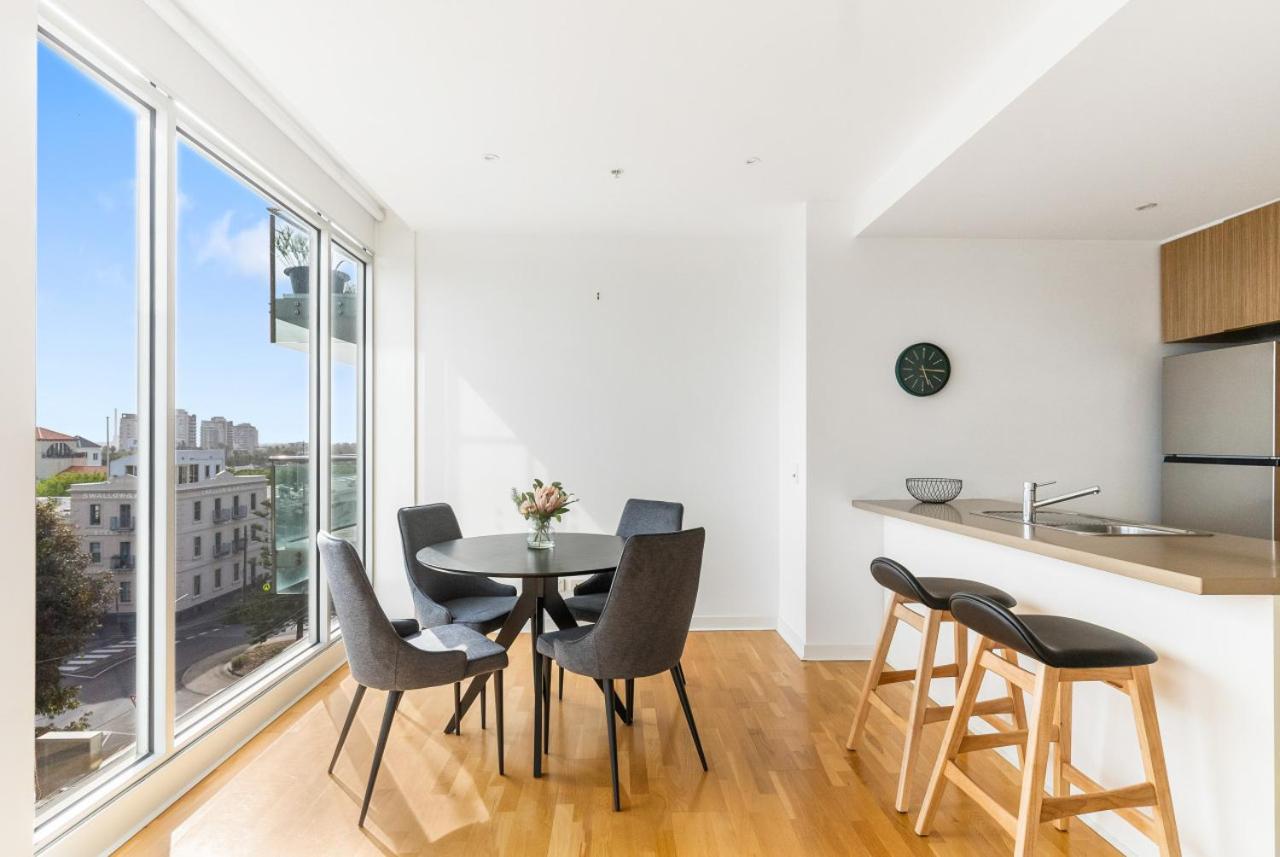 Port Melbourne and a glimpse of the sparkling bay - sleeps 4