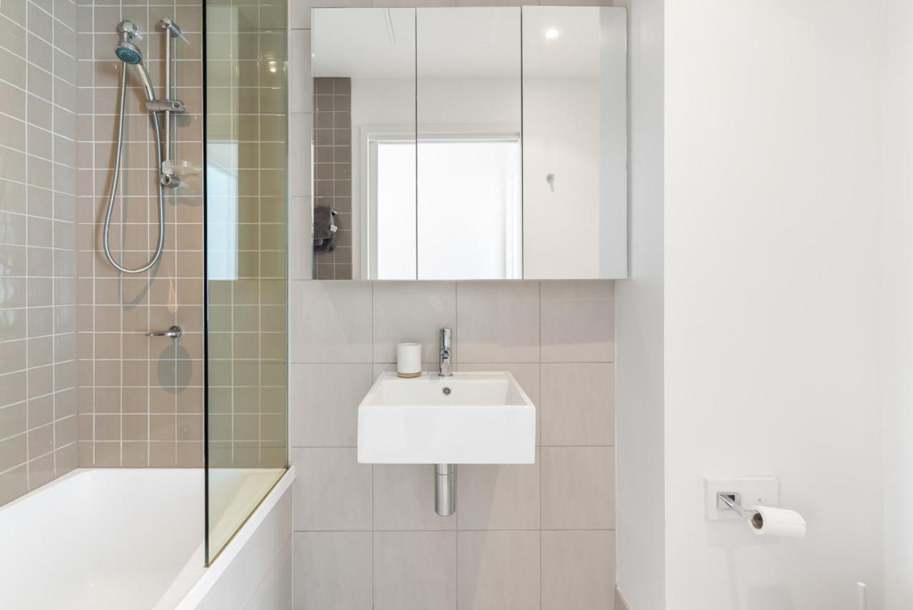 Port Melbourne and a glimpse of the sparkling bay - sleeps 4