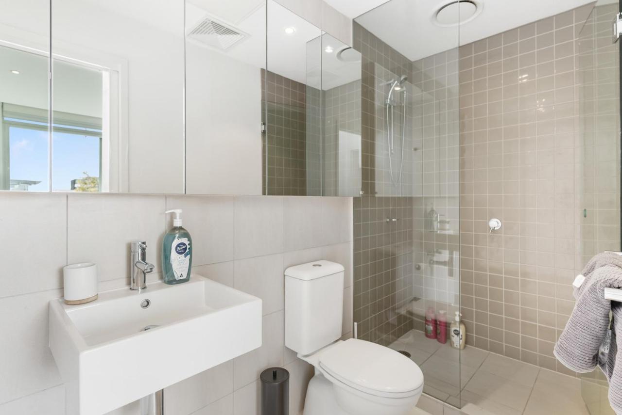 Port Melbourne and a glimpse of the sparkling bay - sleeps 4