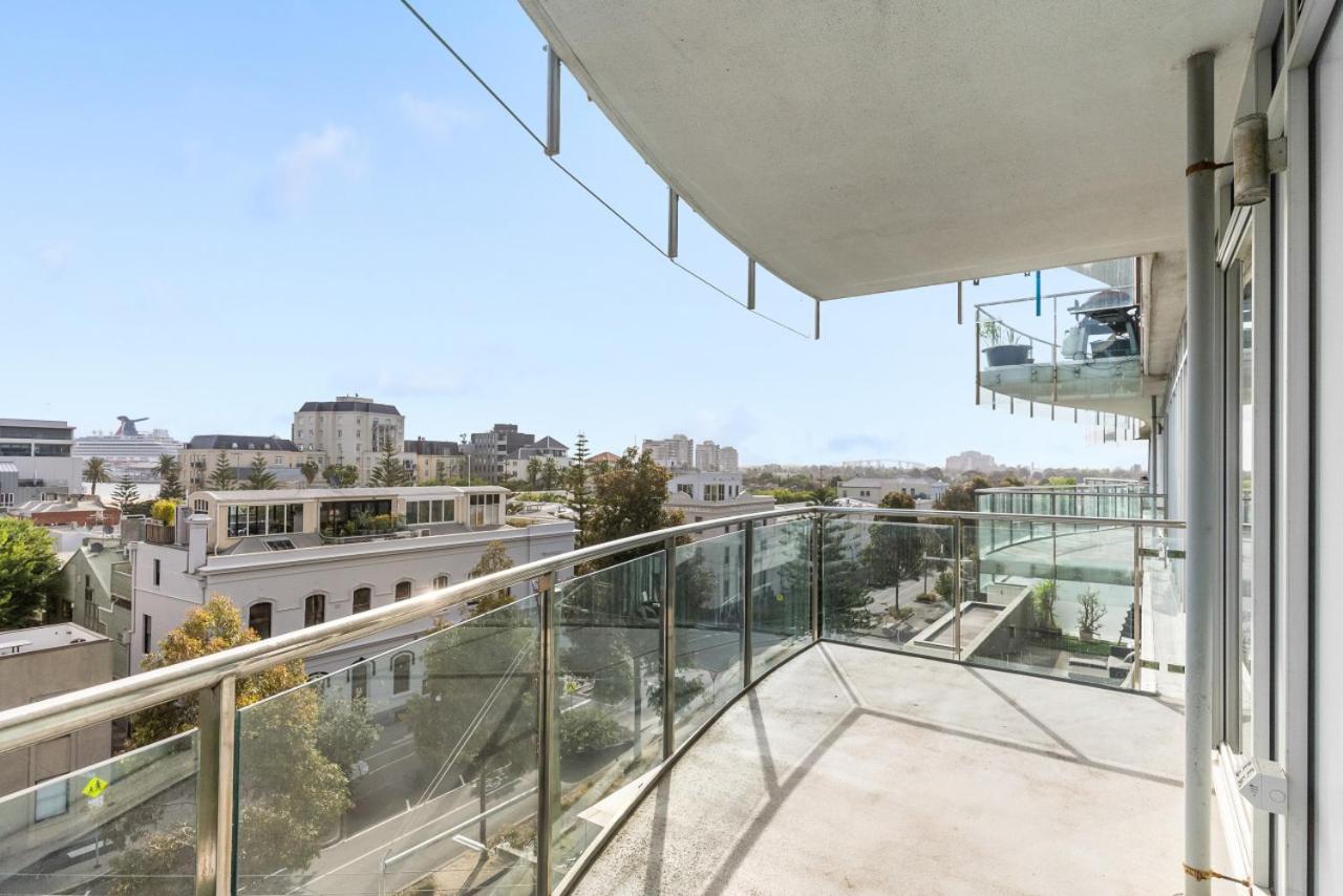 Port Melbourne and a glimpse of the sparkling bay - sleeps 4