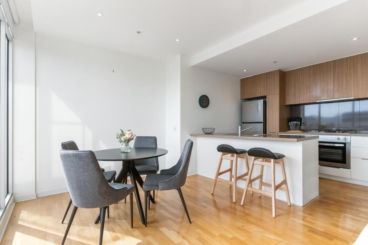 Port Melbourne and a glimpse of the sparkling bay - sleeps 4
