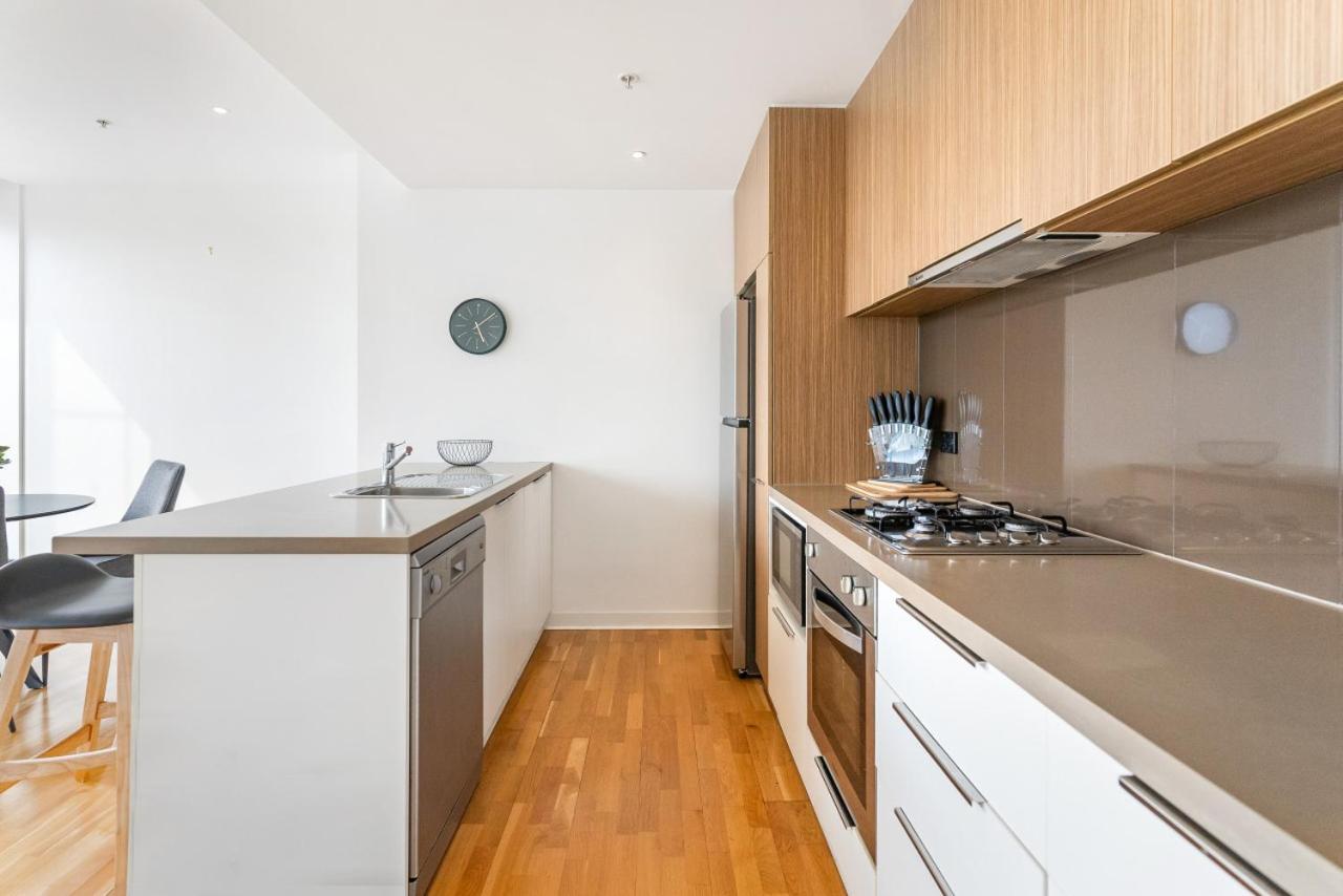 Port Melbourne and a glimpse of the sparkling bay - sleeps 4
