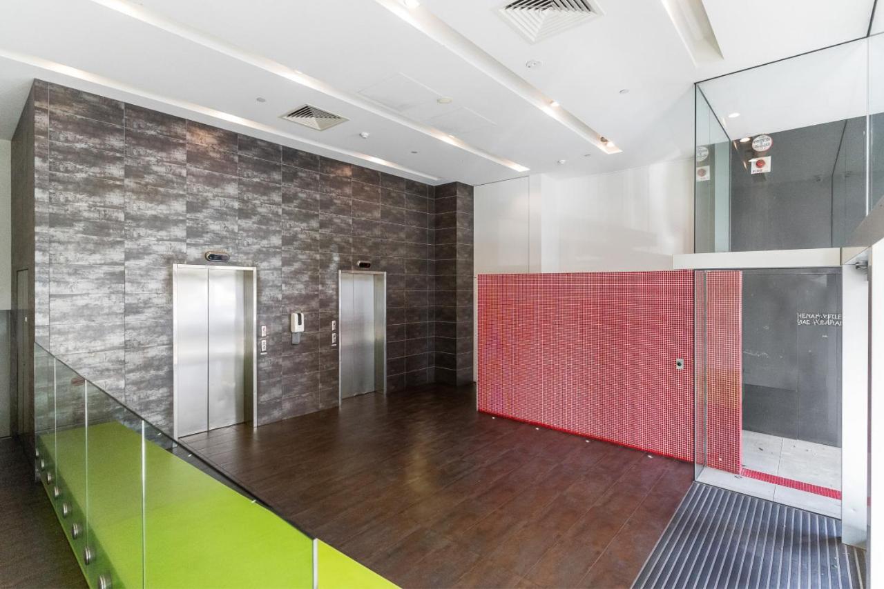 Port Melbourne and a glimpse of the sparkling bay - sleeps 4