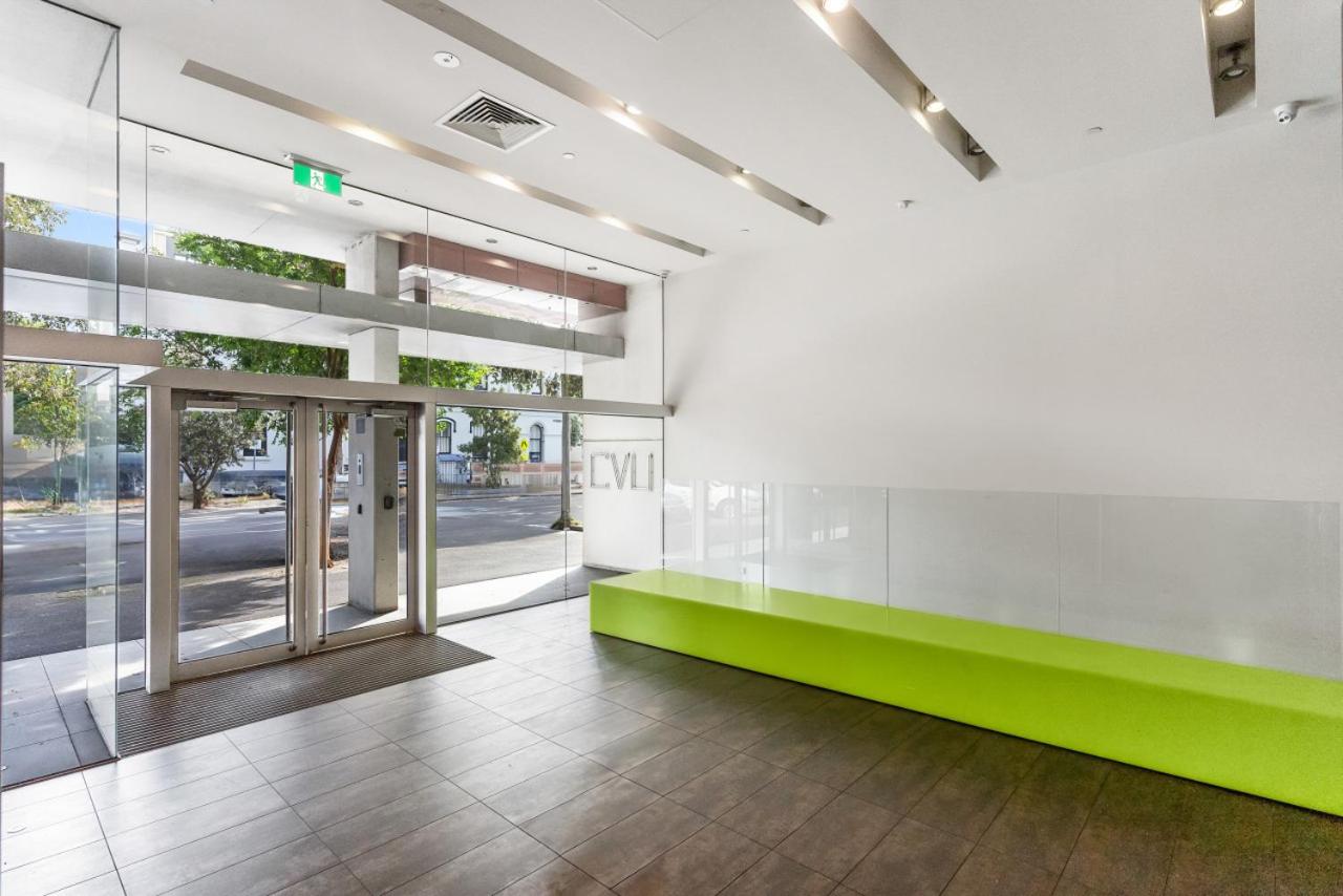 Port Melbourne and a glimpse of the sparkling bay - sleeps 4