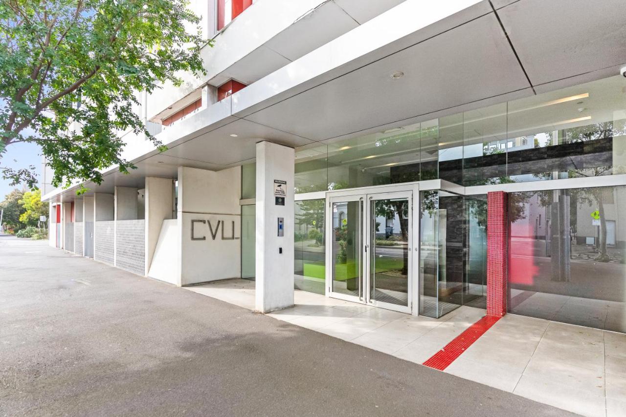 Port Melbourne and a glimpse of the sparkling bay - sleeps 4
