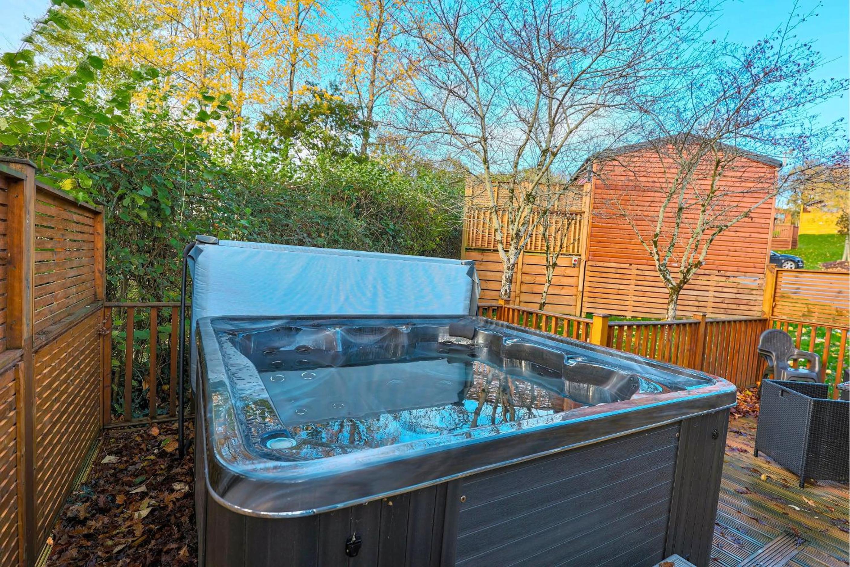 Spacious Oak Cabin with Hot Tub - Devon view 2