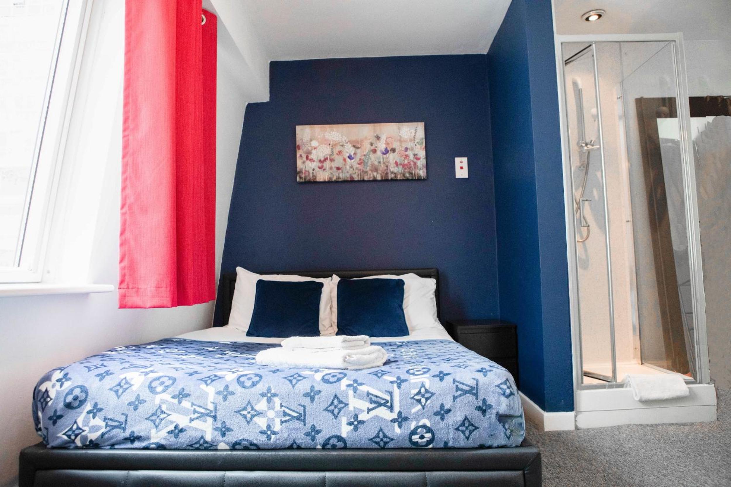 Best location,4-br house,Churchill square car park & sea-2 min, Brighton conference centre 3 min, shops, restaurants, i-360, pier - walking distance view 3