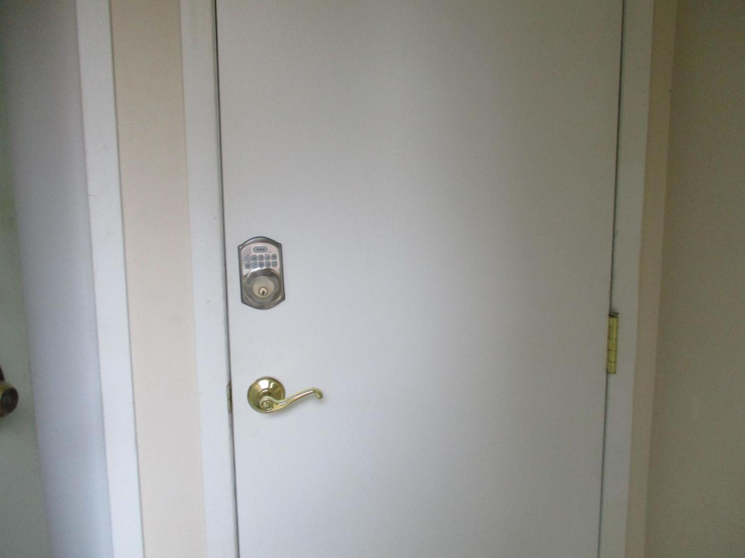 High Park Double room with exclusive Washroom Kitchen and living rooms